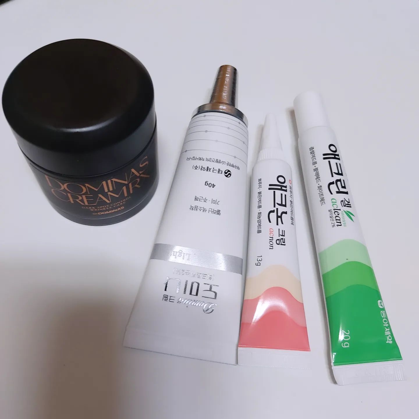 안쓰는크림 활용! 팩만들기 
#약국판매용 화장품 연고 겔 크림 #내돈내산
나름 유명한 제품들! 보기만 해도 행보쿠❤️
역시 좋긴 좋구나! 블렉헤드 화이트헤드 할 것 없이 
다빠져나옴 모공 크기 장난 없지만 !
비타민 팩으로 모공 수축 시키기 #모공축소팩

안쓰는 크림 활용 꿀팁 🌟🌟🌟🌟❄️
슈링크 저리가랏 ㄹㅇ
모공축소 탱탱한 피부! 리프팅 되는
 10살은 어려보이는 동안팩 만드는 법 
✔️💯 안쓰는크림 + 비타민제 비타민c 가루를 섞어팩으로 만들어 바르고 자면 끝!
하룻밤만 자면 다른사람이 되어있는 자신을 발견하게됩니다 
 
#홈케어 #셀프피부관리 #피부관리꿀팁 
#비타민팩 
#기미잡티 #여드름 #블랙헤드 #화이트헤드 
#보습 #미백주름개선화장품 #미백주름개선연고
#미백연고 #도미나크림 #도미나스크림 #미백화장품 
#에크린겔 #에크논크림 #에크논 #화농성여드름 
#좁쌀여드름  #안쓰는크림활용법

본 게시글은 NO협찬  No광고로 솔직하게 작성한 
리뷰 입니다