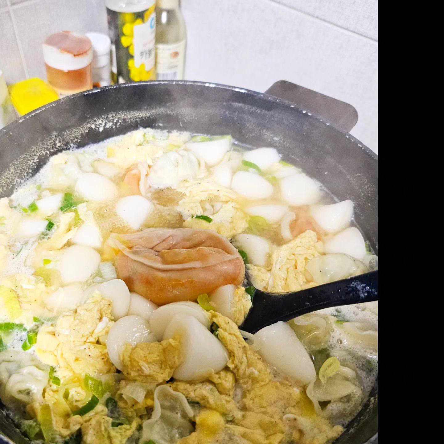 오늘저녁은 그동안 미루고 미뤄왔던 #떡국 끓이기,,,🫠
고기가 있다면 엄청 좋을텐데 없어서 냉동실에 있던 만두넣어서 끓여봐찌유
다들 저녁 맛있게 드셨을까욤🤔
저는 이제 저녁먹고 낼부터 현생살러,,또르륵🥲