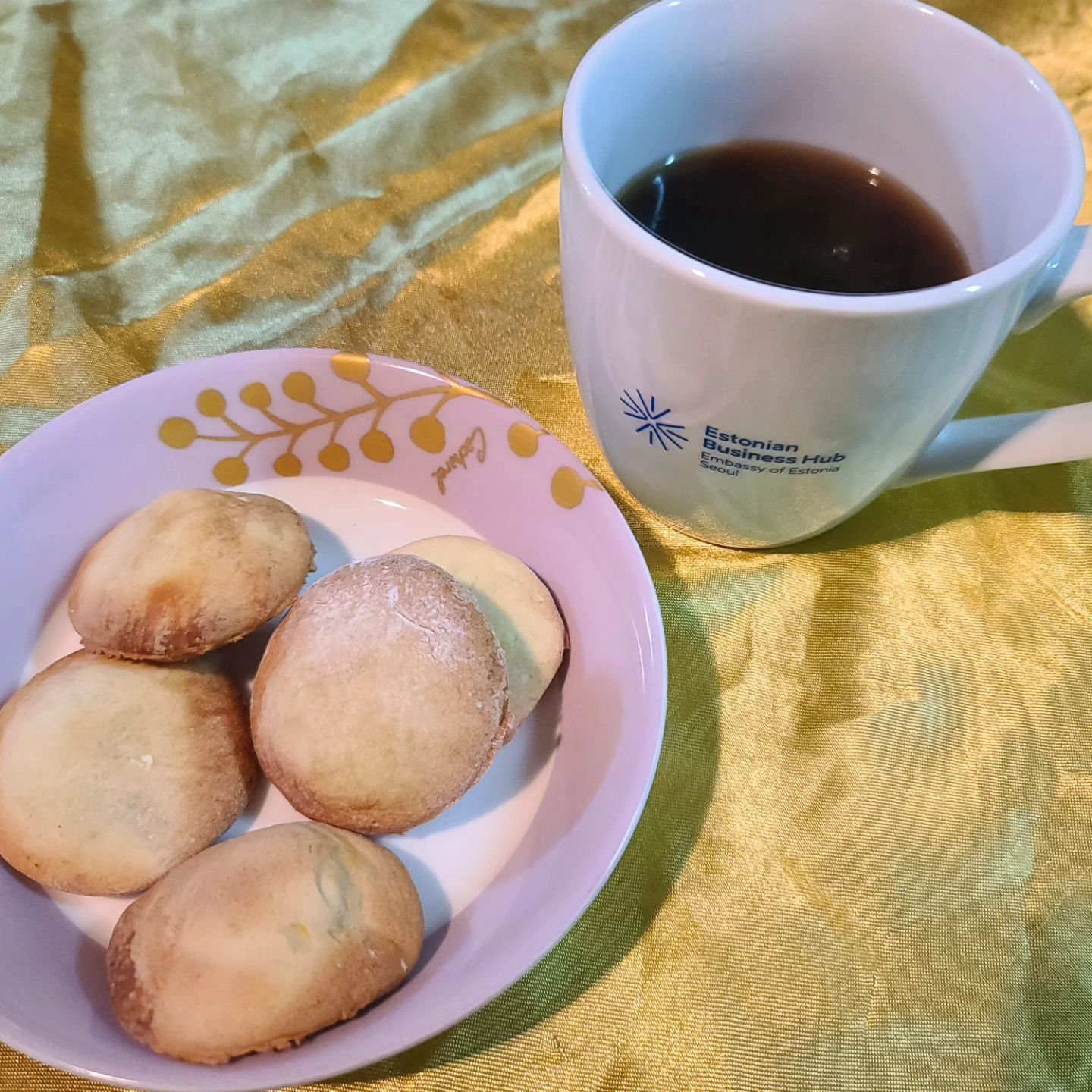 내가 만들었지만 맛있네~ #아이닉에어프라이어 덕분. #도넛믹스 반죽으로도 쿠키가 되네요,
좀 식으니까 바삭바삭해지면서...
커피랑 잘 어울려요. 에어프라이어로 함 만들어 보셔요~ 

#일상스타그램
#에어프라이어레시피 #내가만든간식