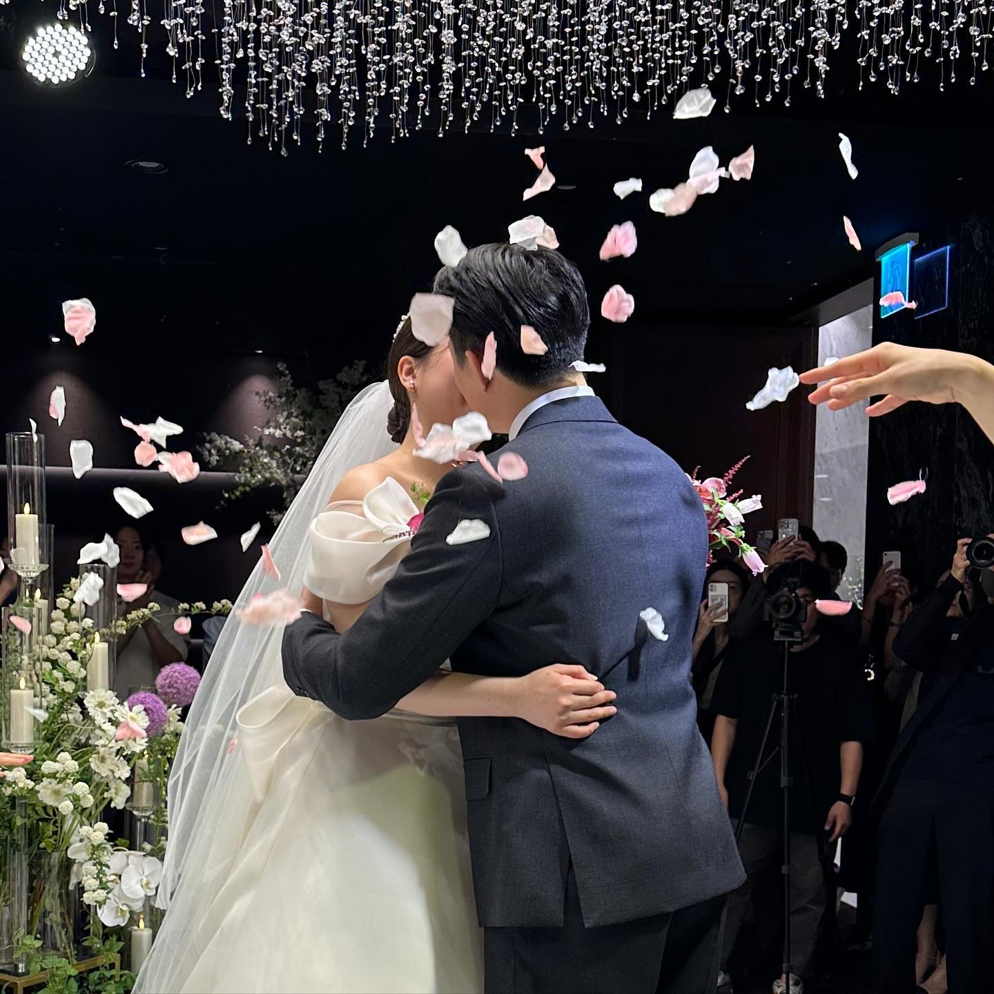 2023년은 제게 아주 뜻깊은 한해였습니다.
결혼과 임신, 출산까지,
내 삶에 있을 수 없는 일이라고만 생각했던 것들이
한번에 이루어진, 사랑과 행복이 가득한 한해였습니다.

2024년은 아직 못다한 일들을 이루고,
사랑하는 가족들과 더 행복한 가정을 이루는
한해로 만들겠습니다.

2024년, 2025년, 앞으로 백년만년
저의 앞날을 위해 진심어린 축복을 건네주신
모든 분들이 행복하셨으면 좋겠습니다.

늘 감사합니다🤍
해피뉴이어!