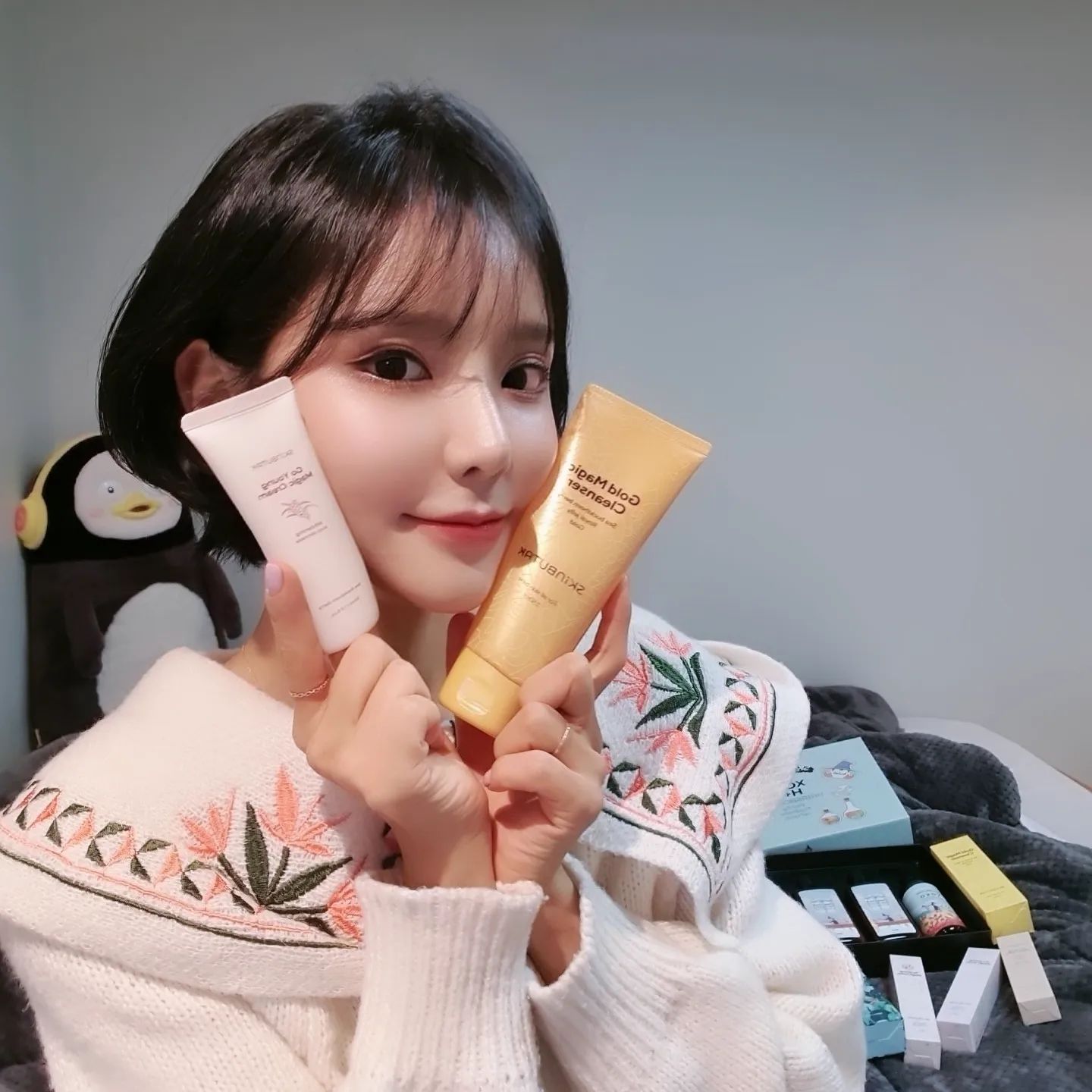 #협찬 골드매직클렌저,고영매직크림,촘촘매직샴푸 
3종세트 완소템!!
칼바람에 촉촉한 피부를 지키려면 고영매직크림!!
유해성분무첨가 골드매직클렌저!!
탈모완화가능성 단백질로 모발튼튼하게 만들어주는
촘촘매직샴푸!!!
어느것도 놓칠수없다요!!
.
.
.
⭕️골드매직클렌저⤵️
 다양한 비타민 및 영양성분과 황산화 성분으로
유해활성산소를 막아주는 비타민나무열매 추출물 함유!!
자연에서 유래된 EWG 1등급 천연 유래 계면활성제로
자극이 적고 세청력 우수한 골드매직클렌저
피부장벽과 유수분 밴런스를 지켜주는 저자극, pH5.9,
약산성 마일드 클렌저~
피부에 유해한 디메치콘, 벤조페논, 타르색소, 파라벤 등
10가지 유해성분 무첨가!!
 
⭕️고영매직크림⤵️
정제수와 인공향료0%로 비타민나무열매추출물을
사용하여 피부에 필요한 수분 및 영양까지 듬뿍 
세테아릴올리베이트가 피부장벽의 유수분 밸런스를 도와
피부톤 개선에 도움주면서 아시아티코사이드가 
피부자극을 줄여주고 아데노신이 주름개선까지~
오메가3, 6, 7, 9와 비타민A, C, E, F 등이 함유됨

⭕️촘촘매직샴푸(탈모완화기능성)
FDA OTC 등록승인, 피부 안전성 테스트, 
모발 밀도/굵기 임상시험 완료!!!
컨디셔너가 필요없는 천연유래성분의 프리미엄 
탈모 증상 완화 및 모발 굵기 증가해주는 샴푸
비타민나무열매오일과 당약 추출물 성분의 핵심포뮬러 기술로 두피강화 고삼 추출물과 상백피 추출물의 에너지가 응축된 뿌리 추출물이 모발윤기와 올리브오일과 밀단백질로 약해진 모발의 틈을 채우는 슈퍼푸드 단백질로 모발영양 가득채워주고
카렌듀라 추출물과 녹차추출물로 두피 피지 관리와 가려움,비듬억제에 두피관리를 촘촘매직샴푸로~
.
.
.
.
#SKINBUTAK #스킨부탁  #골드매직클렌저 #고영매직크림 #스킨부탁탈모샴푸 #탈모샴푸 #고보습크림