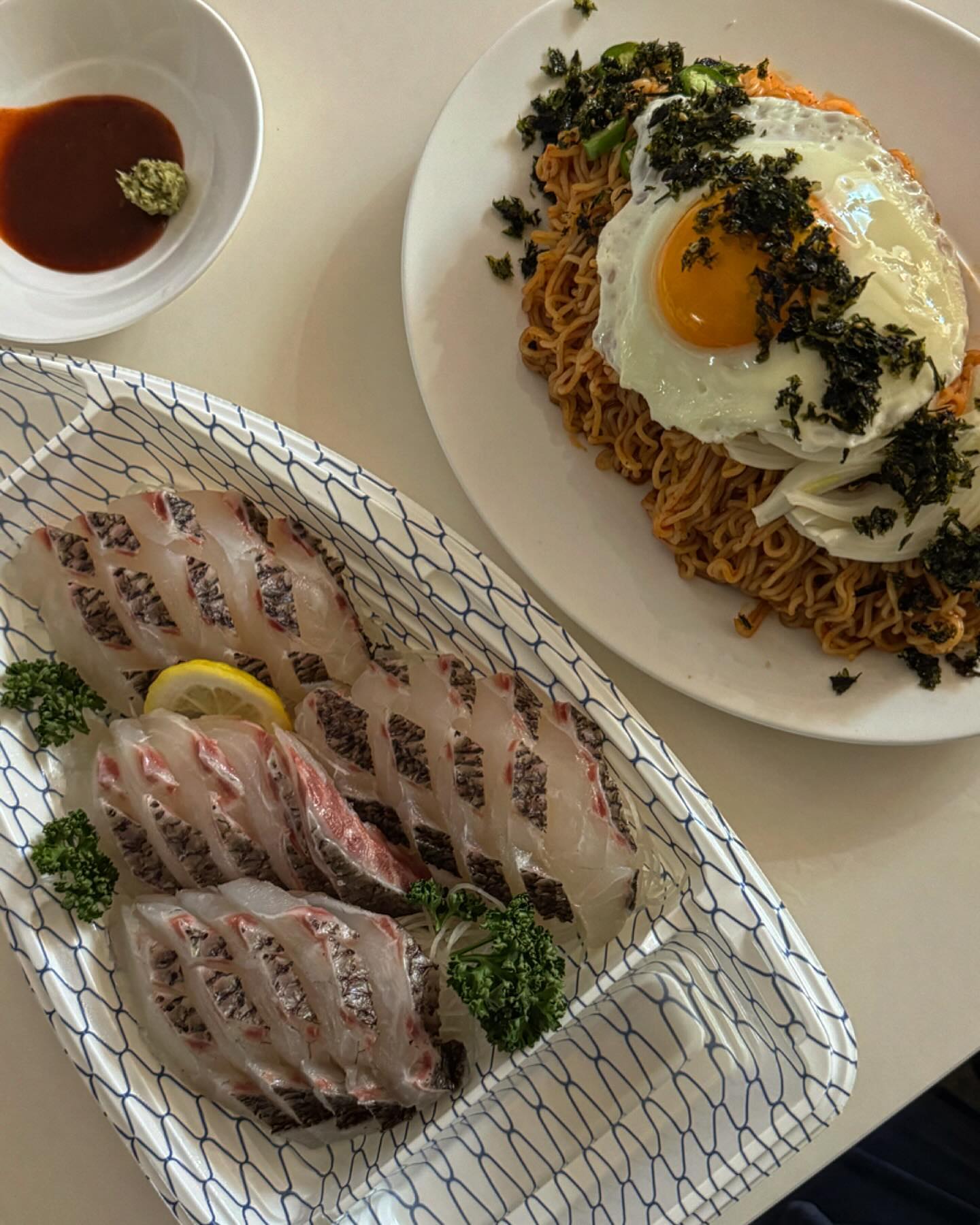 .
오늘의 야식
이마트에서 사온 참돔회랑
팔도 비빔면에 청양고추 양파 계란 김가루 추가요😎
.
늦게까지 일한 남치니를 위해
이마트 장보러갔다가
회를 사왔어요~
무려 50프로 세일❤️‍🔥
.
안살수가 없자나?!
.
거기에 비빔면 먹고싶다구해서
청양고추랑 양파 좀 썰어서
준비해 드렸습니다 ^_^
.
이거먹구
힘내라 힘💪🏻
.