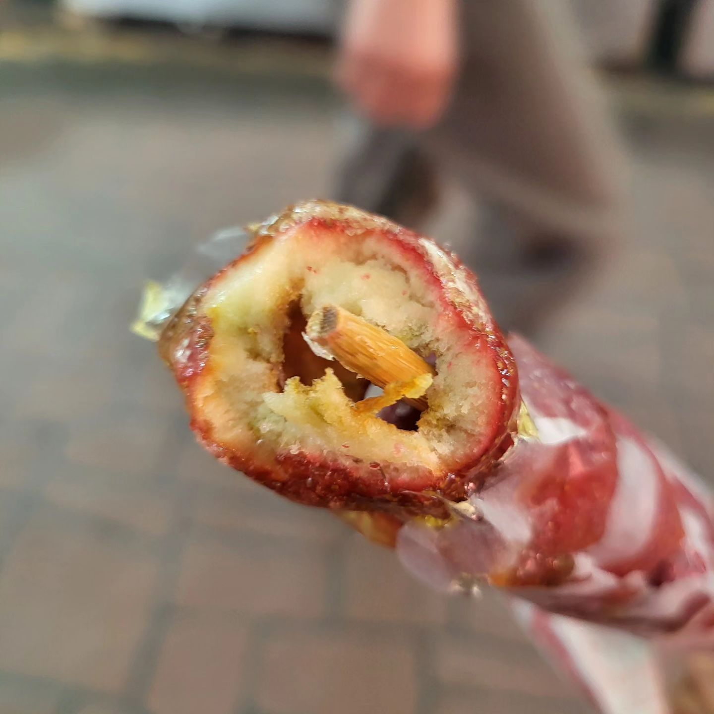얼마 전에 구디, 가디, 독산 사이쯤에 있는
금천구 별빛남문시장에가서
이것저것 장도 한가득보고 시장 먹거리 탐방도!

시장에 있는 야채가게가 유달리 저렴하길래
야채랑 과일 이것저것 사서 나물반찬도 하고
반찬가게에서 계란말이같은것도 좀 샀당

내가 중국식 얼얼한 마파두부를 좋아하다보니
종종 중국식품 가게 있으면 가서 마파두부 소스 사는데
여기도 중국식품 가게 몇곳있길래 둘러보고
제일 저렴한 곳에서 마파두부소스 삼

그런데 소스 사다가 날도 덥겠다 가게 냉동실에
중국 아이스크림같은 냉과류 이것저것 있는거에서
산사열매 탕후루를 발견!

우리나라에 미친듯한 열풍을 불렀던 탕후루가
원래 중국에서 산사열매에 설탕옷 입힌거다보니
이게 찐 탕후루인가!!하면서 하나 사먹었는데
오... 내 취향이야...

과일 들어간 탕후루도 맛있긴한데
과즙이 줄줄 흐르는게 먹기 불편했고
나는 마냥 단것보다 새콤달콤한걸 좋아하는 편인데
이 산사열매가 수분기 별로 없으면서 새콤해서
과즙 새는 것도 없고 취향저격이었음
나중에 또 사먹으려고 포장지도 찍어둠ㅋㅋㅋㅋ

#탕후루 #산사열매탕후루 #별빛남문시장 #시장장보기 #시장나들이 #시장먹거리 #금천구시장 #독산동시장 #먹거리 #맛집  #전통시장나들이 #독산동 #시장맛집 #전통시장 #시장탐험대 #시장행사 #선팔하면맞팔 #선팔후댓글 #선팔댓글 #소통스타그램 #선팔100 #선팔환영 #일상스타그램 #오늘하루 #선팔댓글