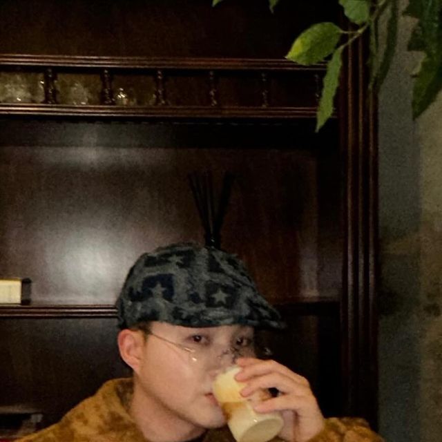 찬형 ◡̈⃝ 데일리룩 남자패션 on Instagram: "#광고 커피 한 잔 할래요…?☕️ ✔️바쁜 일상에서 벗어나 커피 한 잔의 여유로움을 즐길 수 있는 곳을 추천드리고 싶습니다. 바로 한강진 역 근