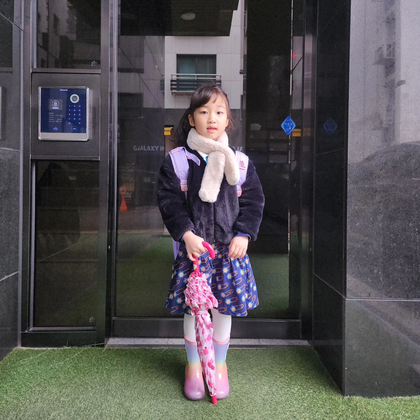 #등교
대견하고 대단하고 고맙고 이쁘고
초등학생 일주일차

#하윤하음 #1학년 #등교길 #신기 #방기 #대견해 #둘째사랑