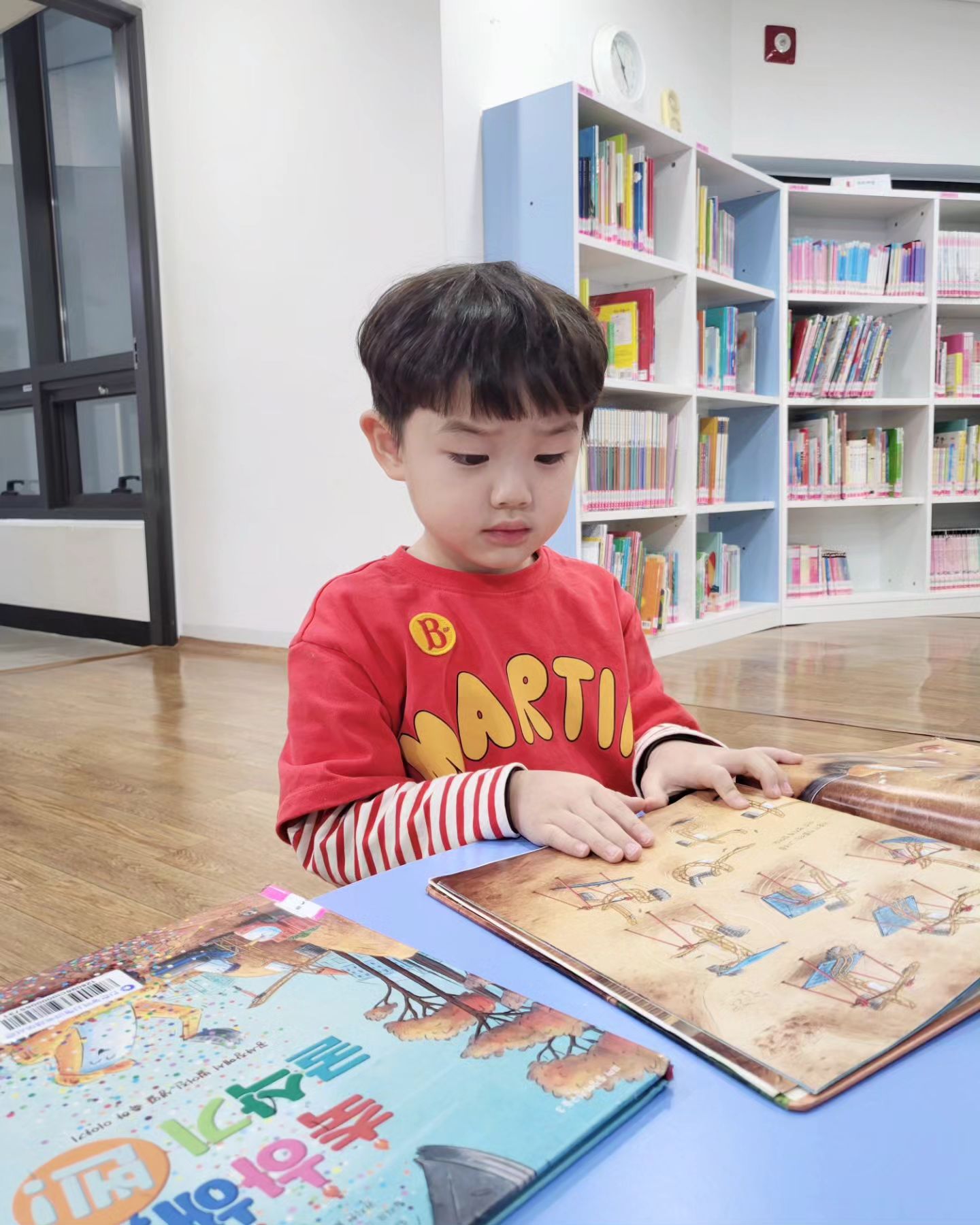 -
#유아자료실
바닥이 따뜻해서 쉬고 싶은데..
🧒🏻엄마 나 이제 형님이니까 저쪽으로 갈게요!
👩🏻그럼 이제 혼자 자~ 🤣😭🥹😆

#응애몬
#👶🏻
