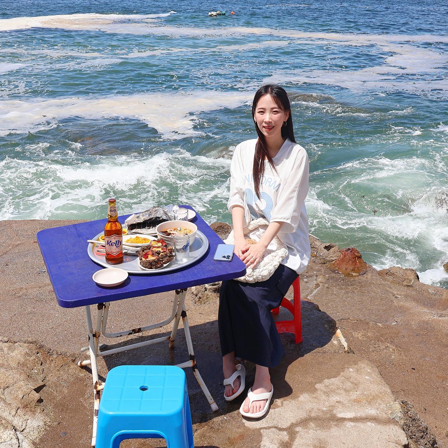 부산 여행 셋째 날🤍💙✨
제일 가보고 싶던 영도 #해녀촌 

맛있고 뷰도 좋고 사진도 잘 나오고 다 좋았지만!

1. 이 자리는 바닷물 뒤집어 씀🥹 사진 찍다 속옷까지 다 젖고, 라면에 바닷물 들어감🥹
2. 갯강구 생각보다 너무 많아서... 무떠움🫠(쪼리 신어서 더...)
3. 카스 안 팔아🥲

3가지 단점이 있었지만... 그래도 또 가고 싶다🤭
돌멩게랑 성게김밥 맛있어!!
.
.
.
.
.
#부산여행 #영도여행 #부산 #영도 #영도해녀촌 #흰여울문화마을 #영도핫플 #koreatrip #여름 #휴가 #ootd #오오티디 #여자스타일 #좋아요반사 #lfl #셀피 #일반인스냅 #사진계정
