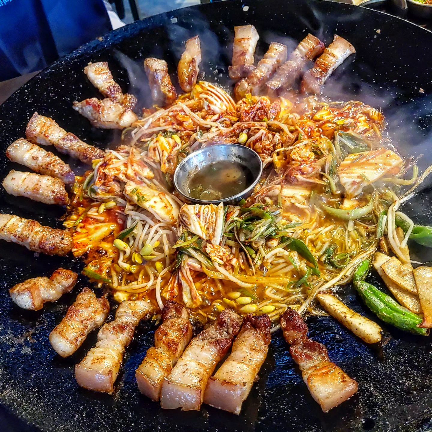 인천 서구 청라동
#홈치

#백돼지삼겹살 
커다란 솥뚜껑에 두툼한 삼겹살 🐖 💓
고기는 직접 구워주셔서 편했어요 ㅎㅎ
고기가 다 익어갈때쯤 
김치 콩나물 버섯에 꽈리고추까지
구워주신답니다😖
밑반찬도 정갈하고 맛있어요 😆

다먹고 가운데에 고인 삼겹살 기름과 
남은 김치, 콩나물에
볶음밥을 외면할 수가 없어서,,,
볶음밥까지 먹구왔어요🫠
볶음밥 필슈❗️❗️

🔴인천 서구 청라동 96-3

#청라고기집#청라맛집#청라데이트#청라삼겹살#청라회식#청라모임#일상#회식#회식장소#청라고깃집#하루#술자리#청라목살#청라오겹살#홈치