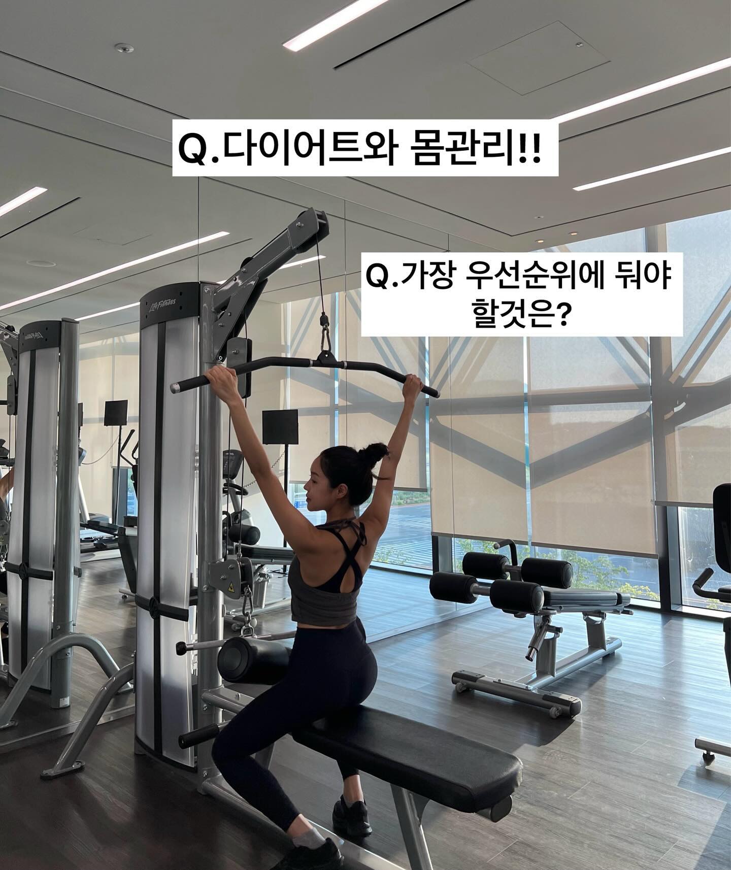 철분 섭취법 
질문이 많아서 정리 해드려요👊🏻

✅Q.영국 스파톤 철분 드시면서, 특별히 비린맛이
더 많이 느껴지는 날이 있을까요?

체내 철분이 부족할수록, 맛 또한 더 비리게 느껴진다고해요✍🏻

1.저또한 그날이 다가올수록!
2.피곤한 날일수록! 

비린맛이 더더 강하게 느껴지더라구요!

#그런날은 꼬옥 2포 드시고! 
부족한 철분을 채워주셔야 해요✍🏻

✅Q.언제 먹어야 가장 효율이 좋을까요?

👉🏻공복이 가장 흡수율이 높아요✔️
(속쓰린날은 점심과 저녁사이 섭취 권장)

칼슘과 마그네슘은 같이 복용하시면
흡수율이 떨어질수 있으니
한시간 간격 지키시면서 복용하기✔️
커피도 한시간 간격✔️

👉🏻하루 2포 챙겨드실분들은
공복 한번 ‼️
그리구 점심과 저녁사이 (배부르지 않은 상태)섭취하기‼️

✅Q.철분제 먹으면, 왜??체력이 좋아지고 두통이 완화
되나요?

바로바로💙
“산소 섭취량“ ‼️‼️‼️
철분의 가장 큰 역할은 우리몸에
산소가 가득하도록 도와주고 ,
헤모글로빈 생성에 가장 큰 역활을 해주는 친구임‼️

산소 섭취량 수치가 높을수록 
체력, 지구력, 심폐능력 부분이 좋아짐!!

✅Q,����������������몇세부터 섭취가능한가요?
24개월 이상! 섭취가능!!!입니다✍🏻

✅Q, 철분?? 운동하는 사람에게 
도움될까요??

운동시 도움되는 이유✍🏻

운동시에는 이산화탄소를 강하게
뱉어 내게되면, 산소가 부족해지게 되고,
�산소영양공급이 안되게 되면,
몸에 필요한 에너지를 빼앗기게 됨‼️

그렇게 되면 몸이 쉽게 피로하고 체력이
떨어져요! 체력떨어지게 운동하면, 허기도 빨리지고
몸에 꼭 필요한 영양까지 에너지원으로 끌어다 쓰기 때문에
정말 안좋아요✍🏻

운동시 에너지를 낭비해서 체력이 떨어지지 않게
산소공급에 중요한 철분제를 섭취하는거
진짜 중요해요!
(산소가 충분히 공급될수 있도록 해주기)

#체력증진에꼭 도움이되길바라요!
#마감은 내일입니다🚗