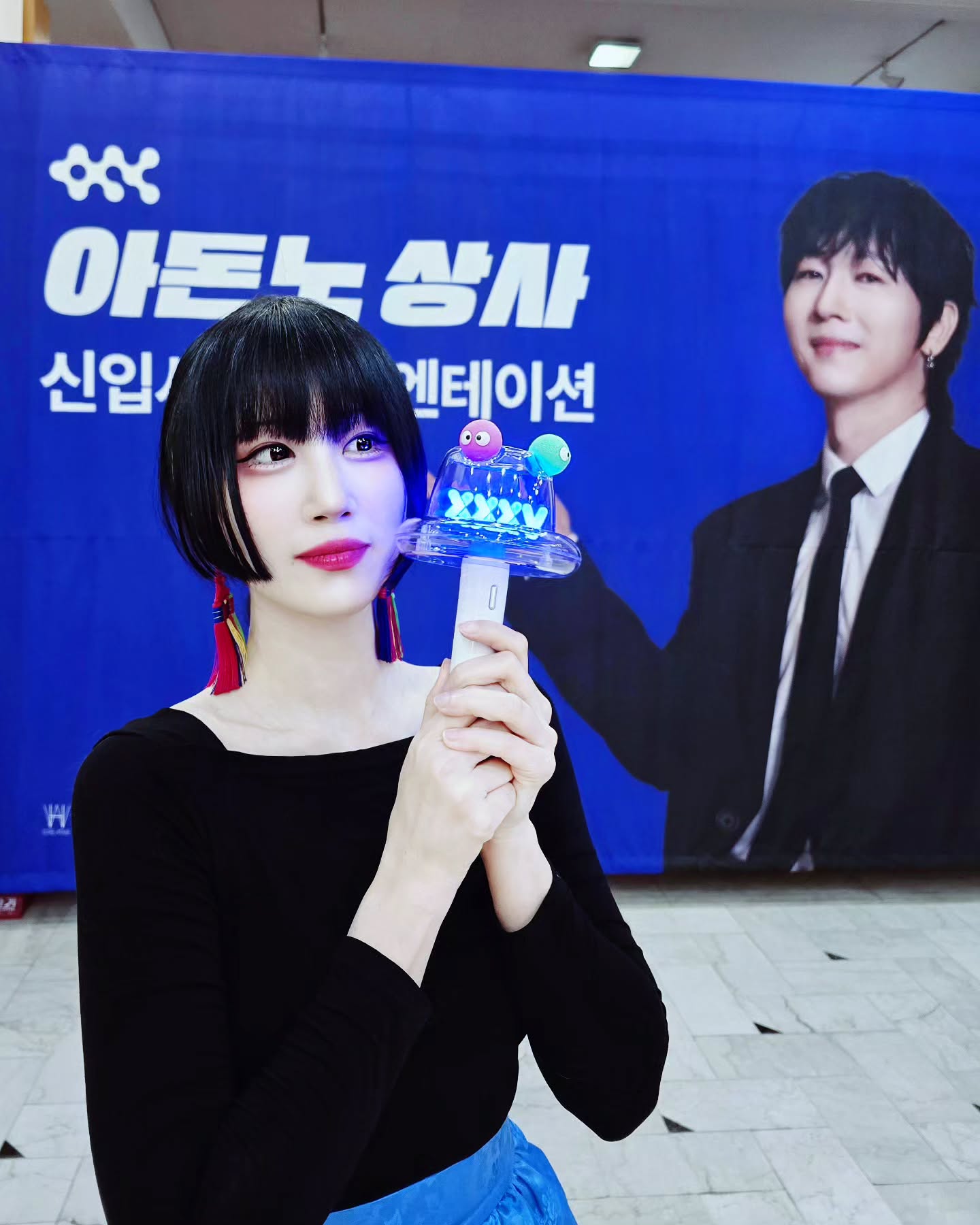 💙🖤카이라's 컬러레시피_블랙&블루🪄"장우혁" 팬콘서트에 간다면 당연히 파란색이지(H.O.T.장우혁 상징색)🚙 내가 <에쵸티 팬클럽>이라는걸 기억해준 만석오라비 초청 고맙습니다😸 덕분에 '캔디봉'도 들고✨️코 찡한 행복한 시간 보냈어요(2024년 6월 사진)😭

2008년(09?년) 사랑의교회 대학부 연합 찬양팀 섬기면서 만난 만석오빠- 오빤 음향 엔지니어로 섬겼던- 지금 음향감독님- 음향 짱님 되셨도다🎛 

기억해준거 진짜 감동이었어요! 땡큐^^

💙🖤Caira's Color Recipe_Black&Blue💙🖤

#카이라컬러레시피 #오늘의색 #오늘의코디
#색상조합 #색감코디 #쉬운코디 #코디추천
#블루블랙 #파란치마 #블루스커트 #한복치마 #일상한복
#인스타뷰티 #인스타코디 #인스타패션 #코디스타그램 #패션스타그램 #옷스타그램 #패피 #데일리패션 #패션디자이너이가영 #파즈뮤즈 #FAZMUZ
#kstyle #koreanstyle #kfashion #koreanfashion
#장우혁 #장우혁콘서트 #아돈노상사