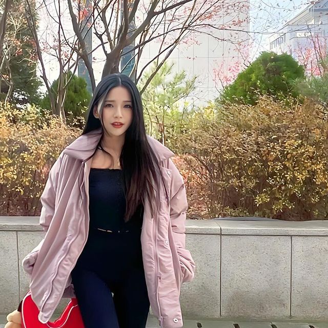 나윤 on Instagram: "#광고 아이러니포르노 브랜드의 화이트라인 숏패딩 딥핑크 컬러 너무 예쁘죠🩷 투웨이 지퍼로 다양한 스타일링 가능하구 밑단 스트링으로 조절도 가능한 오버핏 패딩✨