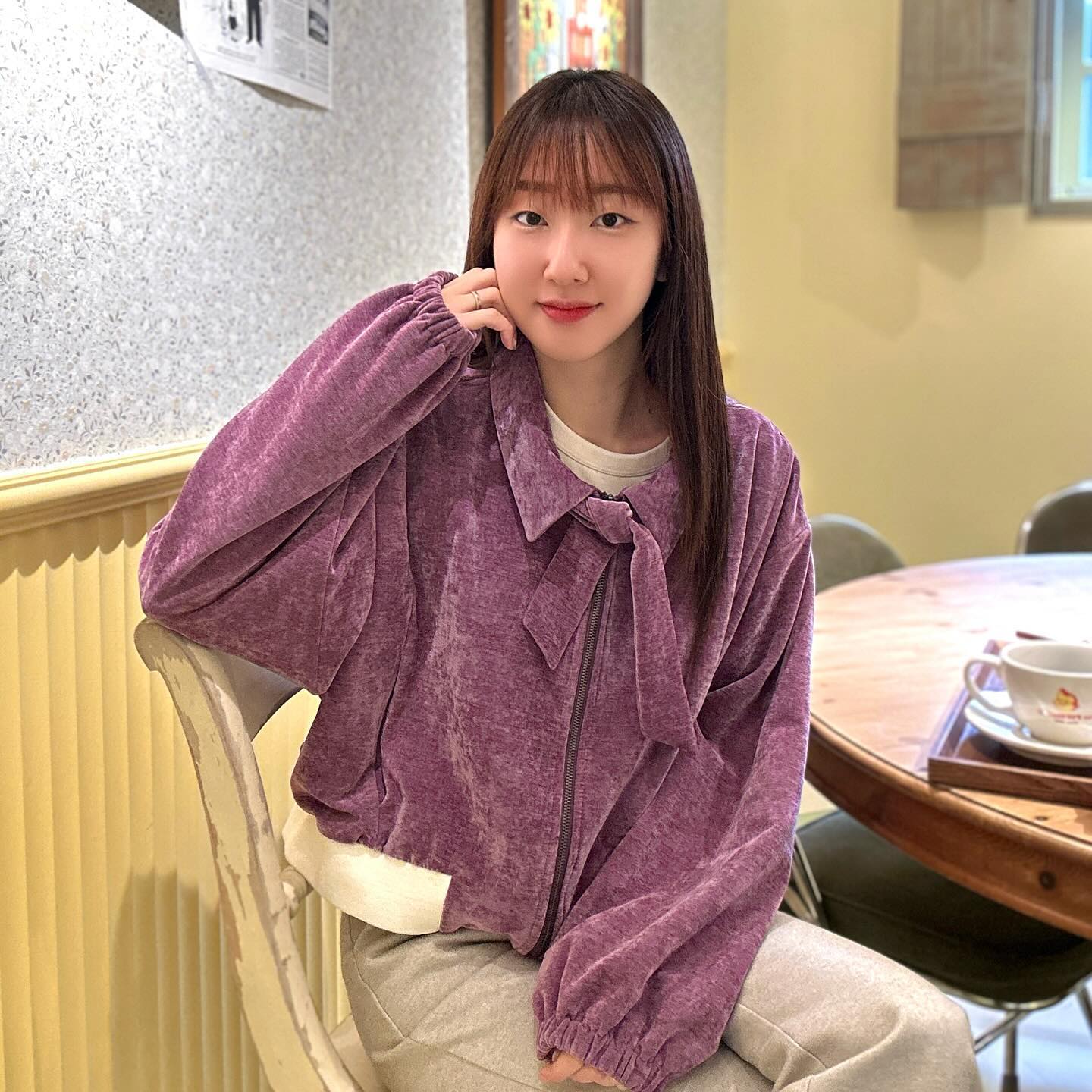 #바이힙협찬 byhip_kr
머리하고 야무지게 파이홀가서 디저트 혼내주깅 😌
귀여운 집업 점퍼까지 입으니 2배로 기분 최고!
넥부분의 포인트가 귀여워서 보자마자 내꺼였던 자켓이에요 ✨
봄에 원피스랑 입으면 넘넘 예쁠듯 🥹
.
💬 착용 제품 | 바이힙_스웨이드 카라 집업 점퍼 BB0118 퍼플