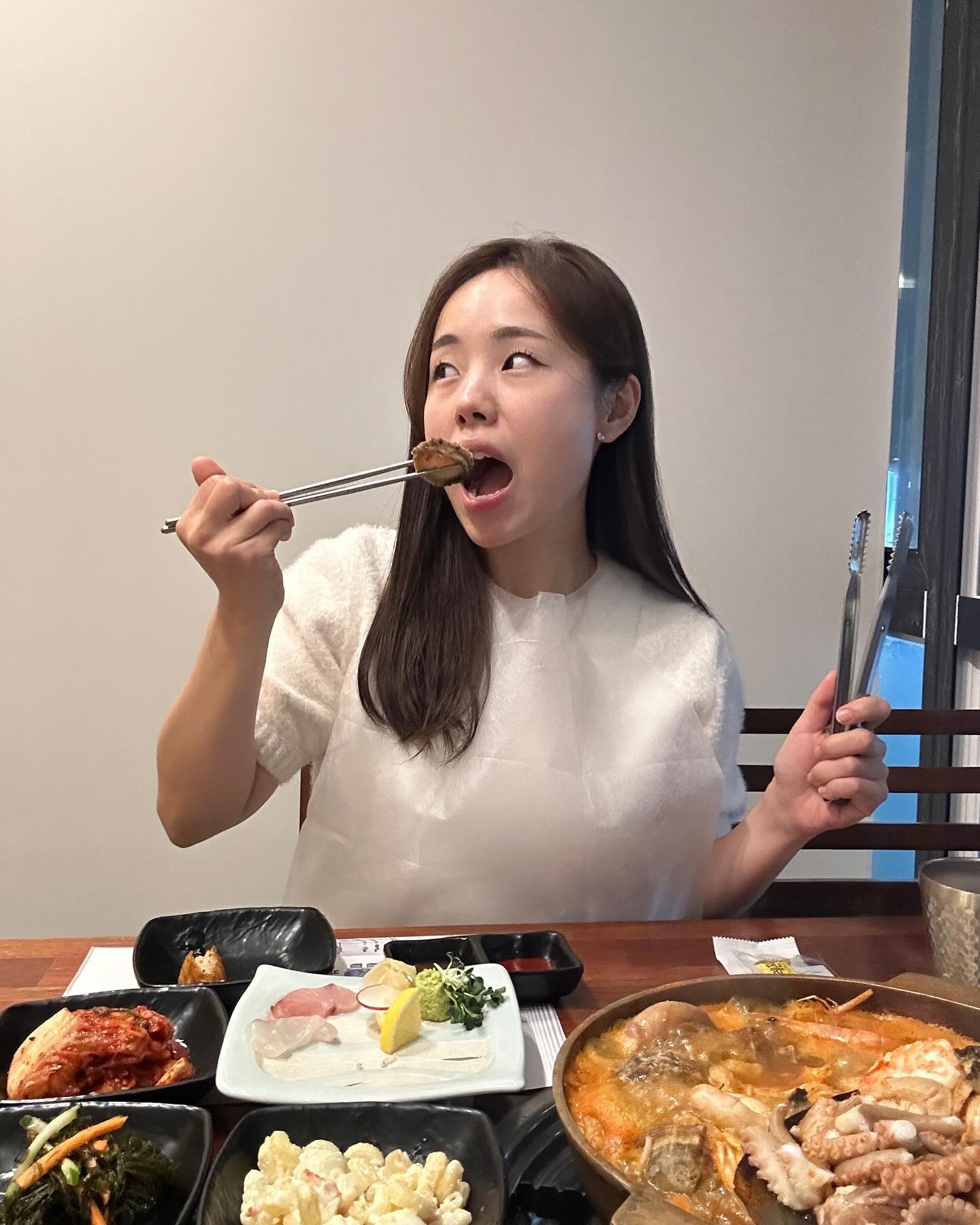 #협찬
강남에서 제일가는 #강남해물탕 🦐🐙 #논현동해랑 다녀왔어요 ✨ 강남에서 이 퀄리티로 해물탕을 맛볼수있을거라고 생각못했는데 나오는 퀄리티보구 완전 행복,,🩷 해물도 먹을때마다 다 손질해주셔서 넘 편하게 먹었어요 벌써 또 가고싶댜 🥹
.
.
.
.
#프리미엄해물탕 #해물탕맛집 #산낙지 #논현핫플 #강남핫플 #협찬 #랍스타사시미 #랍스타 #생생정보통 #논현먹자골목 #해물탕 #사시미 #특별한날 #데이트 #부모님생신 #제주보다더신선한 #관광필수코스
