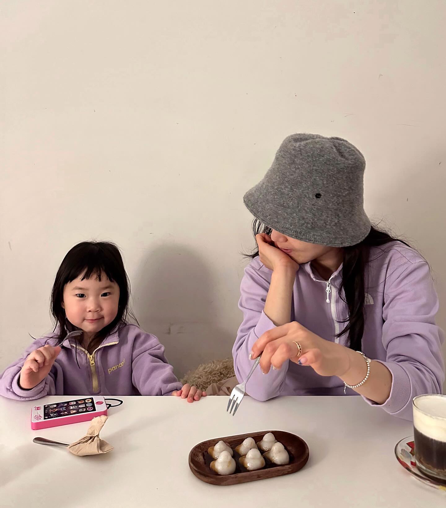 .
집앞에 시바당고카페가 생겼댜
오래오래 안 없어지면 좋겠댜☕️
.
현이랑 문장으로 대화가 되기 시작한지 일년이 넘었댜
워낙 순한 아기였고 말도 일찍 시작해 키우며 모든 것이 수월했댜🫶🏻
.
단 한가지
나를 고민케하는 것은 바로 기 저 귀 🚼
두돌이 지날 쯤 떼기를 시도하다가 현이가 스트레스를 받았는지
단호한 거부가 있었고
나는 일년 가까이를 맘만 졸이고, 현이에겐 빙빙 둘러 말하기만 했댜
.
한달전부터 ‘변기에 응아하고 싶으면 얘기해줘’라고 부탁했는데
이제 응아는 거의 90% ‘변기에 응아할래요💩’ 말해준댜 
이제 소변이구나💬 생각했는데
어제부터 ‘변기에 쉬할래요🐣’ 한댜
.
와 
내 딸도 기저귀를 떼려는구나 
나도 이제 가방이 한번 더 가벼워지는구나 
.
오늘도 크느라 애썼어 현아👧🏻
.
.