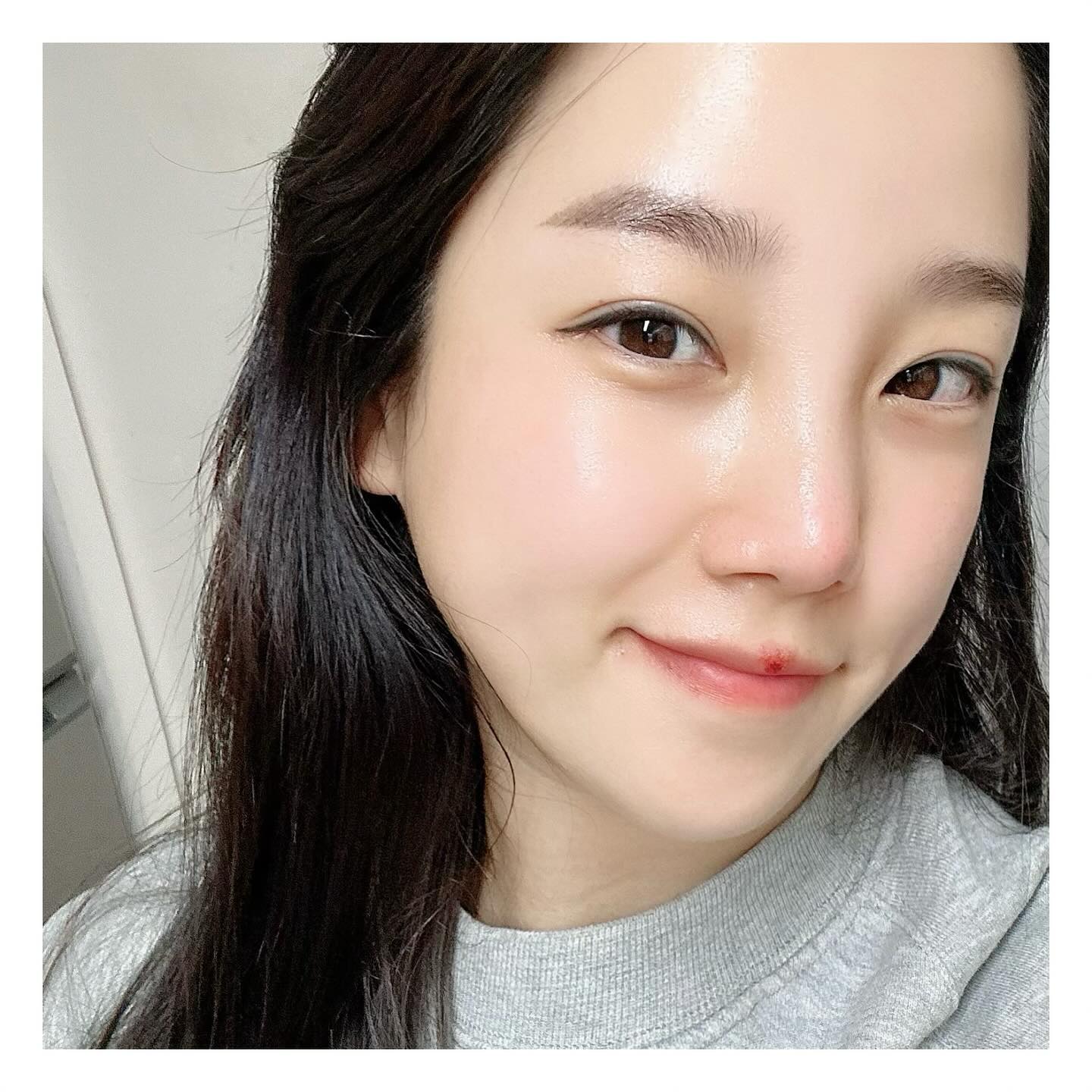 #제품협찬

내가 꼭 쓰는 달바템!!😆
이번에 두가지 크림을 한번에 사용할 수 있는
반반크림으로 넘 편하게 쓰는중♡

🩵보습광채 & 영양탄력 듀얼 크림으로
4D 광채 탄력 선사하는
프리미엄 토탈 케어 올인원 더블 크림

특허받은 탄성 리포좀 기술 적용하여
모공보다 1/250 작아
유효성분 흡수력을 높였다고하네요 😵‍💫

까다로운 이탈리안 비건 V-라벨 인증과
민감성 피부 저자극 테스트 완료한 제품이라
정말 믿음가고 편하게 무조건 써봐요 추천추천!!👍🏻

dalba_piedmont

#달바올인원더블크림 #달바올인원크림 #달바더블크림 #달바반반크림 #달바크림 #비건크림 #효리크림 #4D크림 #크림 #수분크림 #보습크림 #수분크림추천 #크림추천