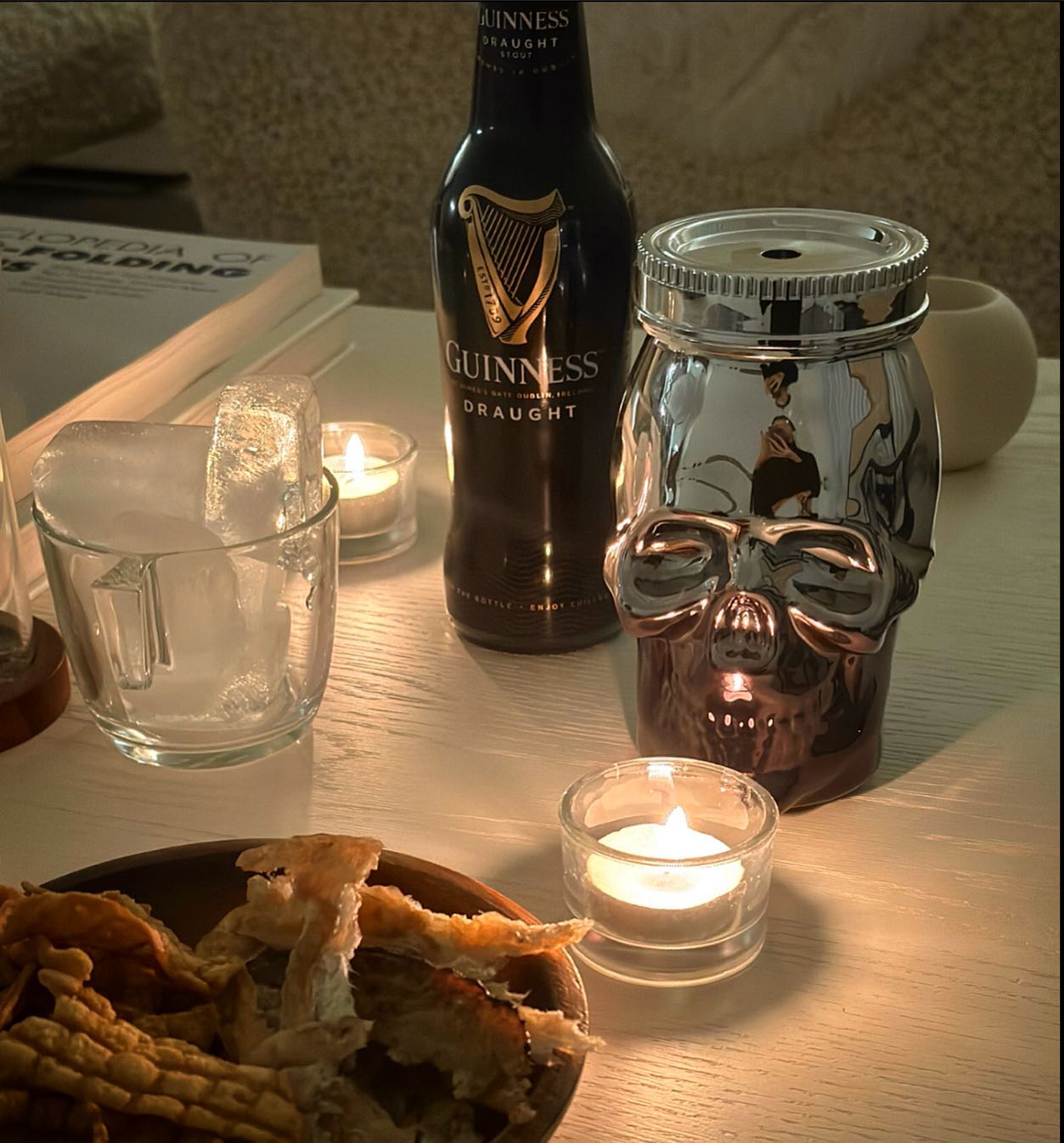 ⠀
🍺🍺🍺
알쓰가 이 밤에 곳간에서
맥주를 집어 들었다는건.
⠀
그것도 무시무시한 해골컵에
따라 마셔보겠다는건.
⠀
시원하게 마시는게 꿀맛인건
주워들어서 얼음까지 준비했다는건.
⠀
내일 월요팅이고 뭐고 내다 던지고
희애언니를 놓치지 않겠다는 다짐
⠀
그리고 T익스프레스 연이어 세 번정도
탄것 같은 이번 주를 견뎌온 나를위한 건배!
⠀
그거 아세요? 저 쥐포에서 아귀포로
갈아탔어요..요거 물건!
⠀
저는 그렇다치고 우리 인님들은
굿밤되세영 #꼬옥 🌙
#퀸메이커 #야식 #아귀포