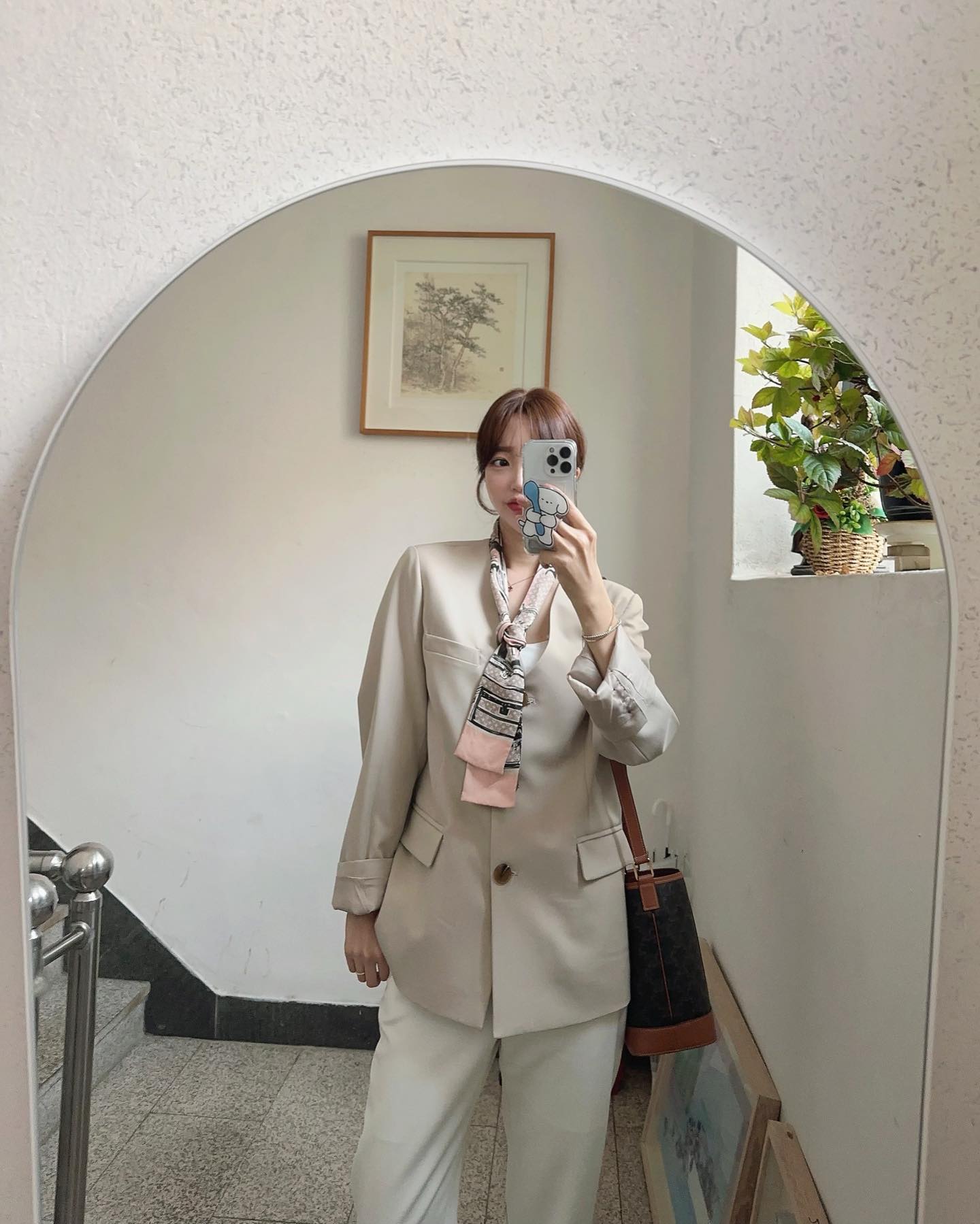 ღ
오랜만에 화잇슬랙수🤍
방도의 계절 사랑합니다💖
.
.
#오늘의출근룩 #정장룩 #정장코디 #정장세트 #슬랙스코디 #방도 #방도스카프