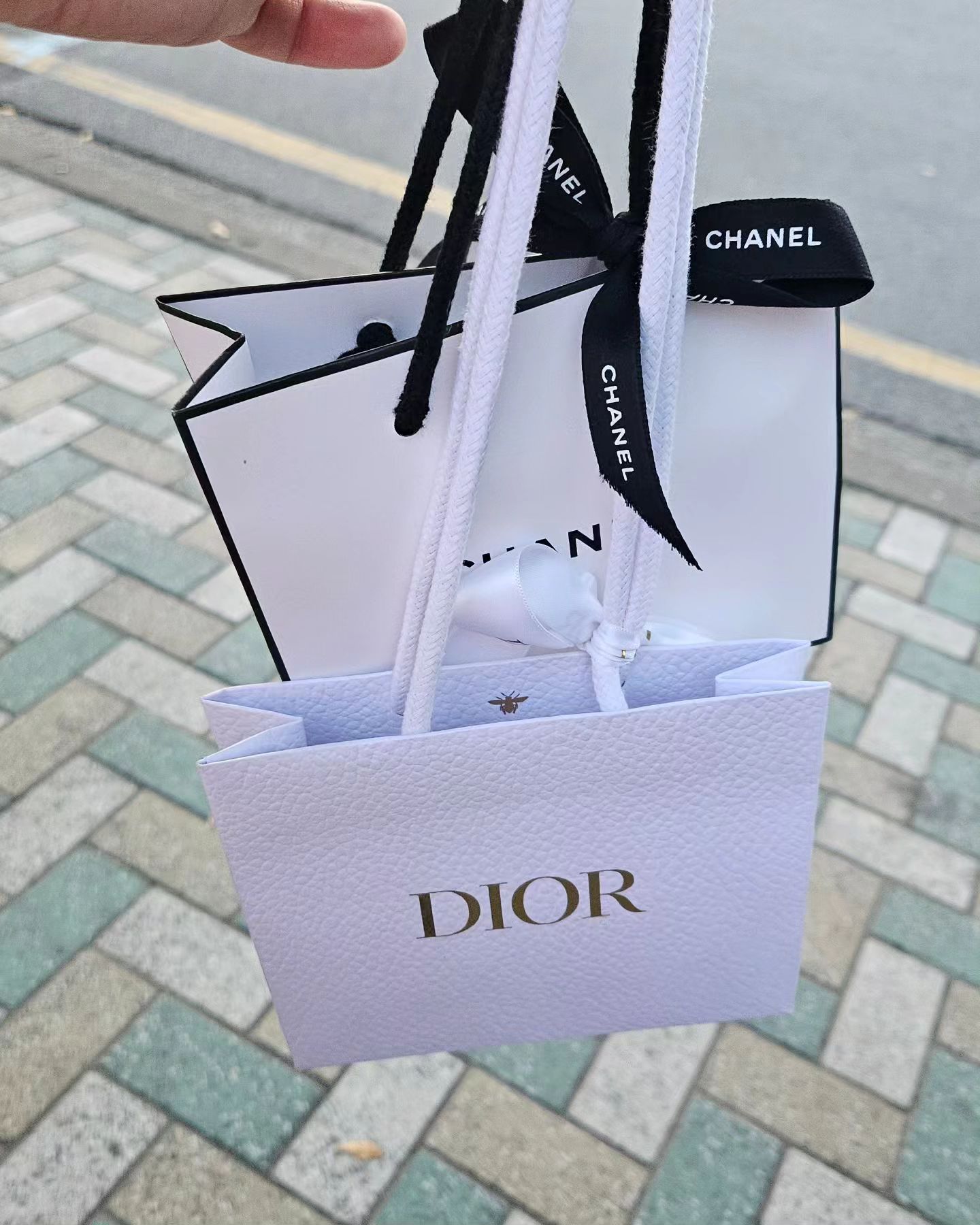 일정 있어서 나왔다가 백화점 와서
샤넬 레베쥬 쿠션, 디올 포에버 파운데이션
구매 하고 늦은 점심도 먹었어요♡

2가지 제품도 내돈내산 구매후기
남겨 볼께요!! 기다려주세용♡

#디올 #포에버스킨글로우파운데이션 
#샤넬 #레베쥬젤쿠션 #내돈내산후기
