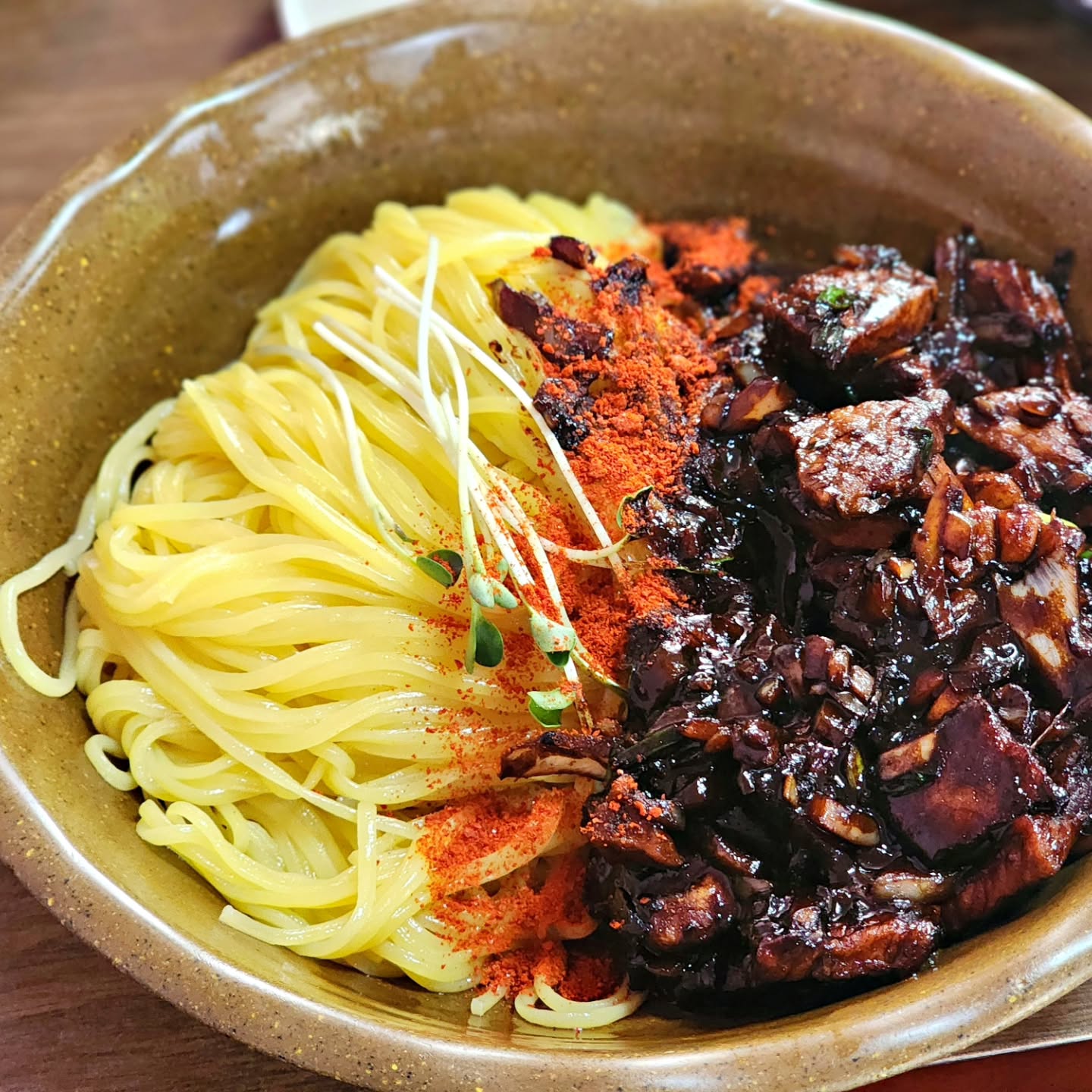 고기 진짜 핵 많음 간짜장
경기 양주 '천안문'
⠀
오전 10시 30분부터 오후 3시까지
점심장사만 하는 중국집이에요!
(토요일만 18시까지)
⠀
저는 인근에 감악산 등산후에 
14시쯤 방문을 했는데 웨이팅없이
입장을 할수 있었어요!
⠀
천안문은 세트 구성이 잘되어 있었는데 
세트로 주문하게 되면 콜라도 서비스로 
주시더라구요!! 
⠀
안그래도 가성비 좋다 생각하고 있었는데
콜라까지 주시다니 이게 양주 인심!?
⠀
저는 소문이 자자한 간짜장을 주문했는데
오우 고기가 뭐이렇게 많대요?!
⠀
잘게 썰린 고기도 아니고 쫄깃쫄깃
씹히는 고기 덩어리가 못해도 10개 이상 
들어가 있었어요!!
⠀
그리고 여기 간짜장 양념이 
자극적인편이였는데 면까지 얇아버려서
춘장맛이 아주 잘 느껴졌습니다!!
제가 원하는 간짜장의 맛이였어요 ㅎㅎ
⠀
탕수육은 옛날 스타일로 아주 
얇고 빠삭하게 튀긴 느낌이였어요!
⠀
그치만 부먹으로 나오기때문에 
먹기에는 불편하지 않은 탕수육이였습니다
⠀
청경채의 익힘정도가 요즘 중요한대 
아주 푹익었더라구요 ㅋㅋ 
⠀
이 정도 재료와 구성이면 제가 볼땐...
서울쪽에서 먹으려면 3만원 넘을거같은데
아주 만족스러운 식사였습니다! 
⠀
TIP! 감악산 등산하시고 드시면 
더 맛있어요!
⠀
#내돈내산 #내돈내산맛집 #천안문 #양주천안문 #양주맛집 #먹자국양주 #간짜장맛집 #가성비맛집