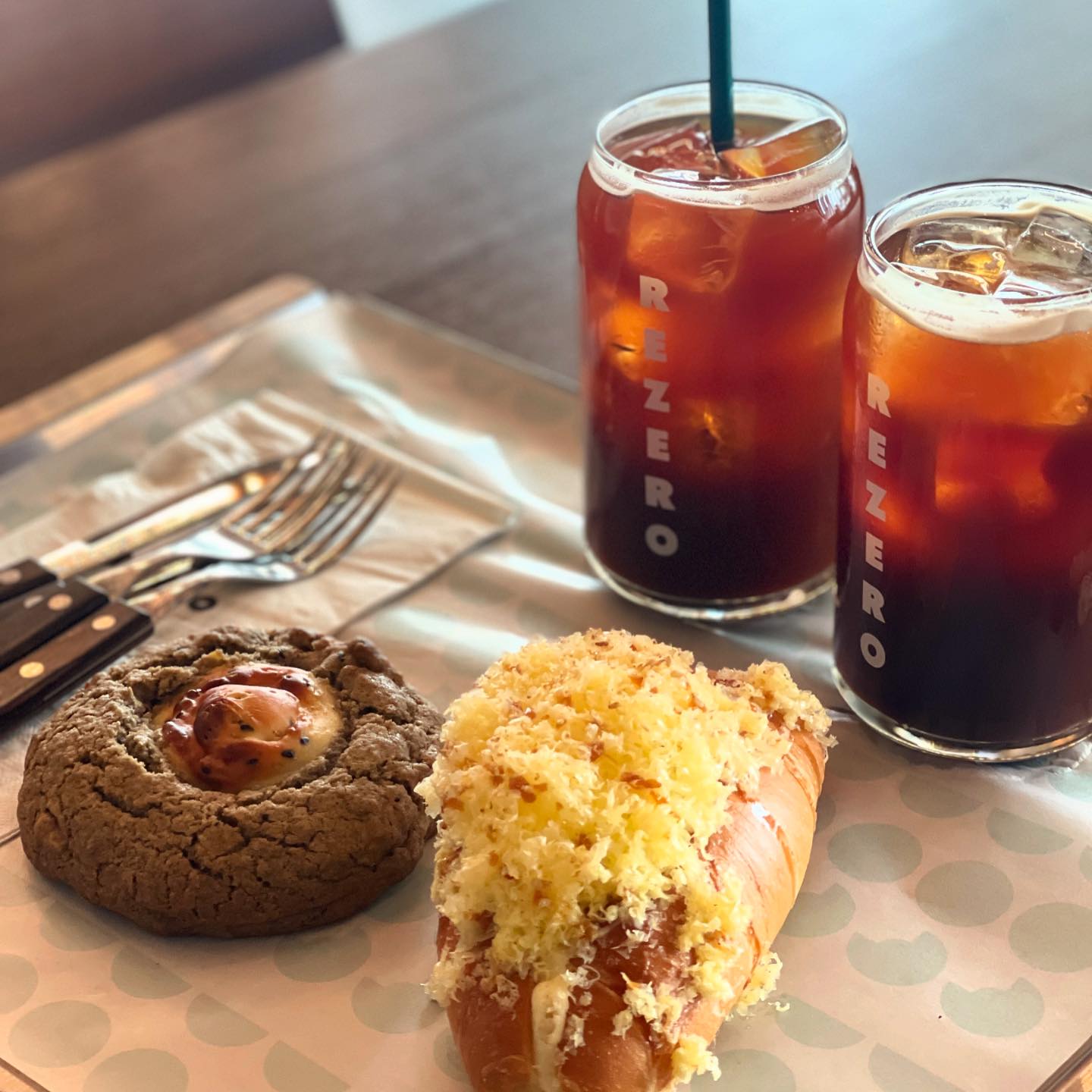 빵도 커피도 ㄷㅏㄷㅏㄷㅏ 맛이 없었지만
같이 있었던 사람들 덕분에 즐거웠던 시간 🥐🍪

#rezero