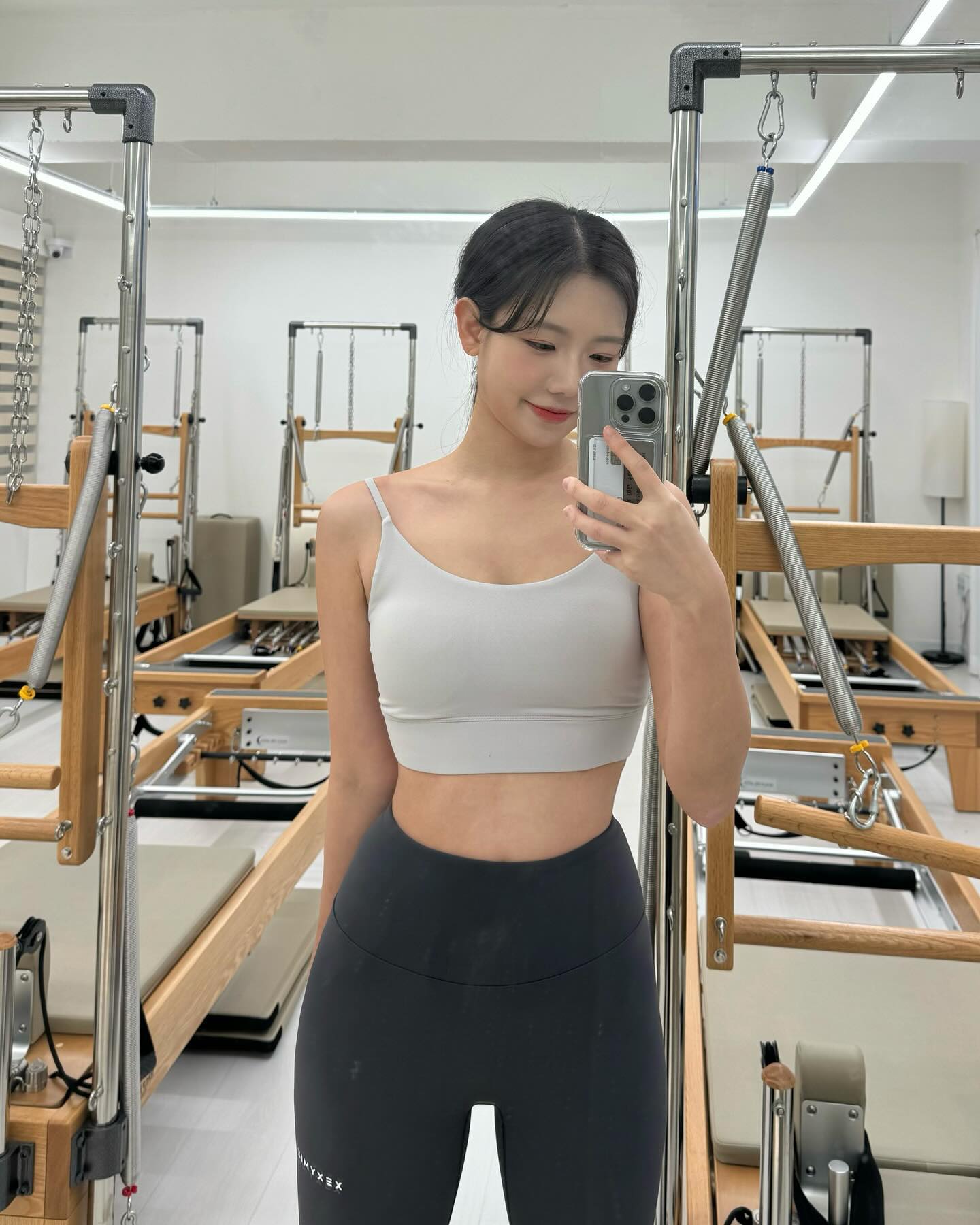 #협찬 오운완💪🏻 
구슬필라테스에서 운동 뿌수고 왔어요! 

추운날이지만 난방이 잘되어 가볍게 입고 운동할 수 있어 좋았어요🙌

원장님께 수업 받았는데 자세하고 친절하게 알려주셨고 전문가의 느낌이 팍팍 났어요! 

그룹 수업에도 놓치지 않고 모두 자세 교정 받아가며 운동할 수 있었어요🥰

구슬필라테스 이벤트 진행 중이예요~
첫고객 대상 40% 할인 중!!

프라이빗 1:1 클래스 회당 4만원 (최대20회) / 
그룹레슨 회당 8천9백원 (최대 30회) 

guseulpilates 

#구슬필라테스 #창동필라테스 #신창동필라테스 #쌍문필라테스 #쌍문동필라테스 #쌍문역기구필라테스 #오운완 #필라테스 #필라테스복 #필라테스그램 #필라테스운동 #운동 #workout #💪🏻 #요가복 #요가 #운동추천 #여자운동복 #맞팔 #선팔 #좋아요반사 #인물모델 #모델 #인물사진 #거울셀카 #필라테스강사 #selfie #인물사진 #헤어스타일 #뷰티