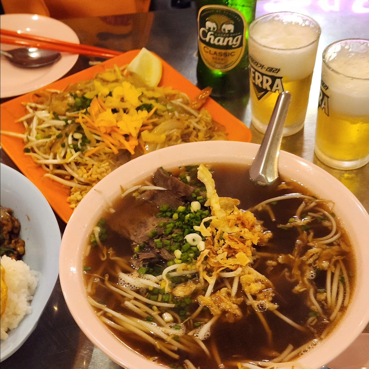 #제품제공  태국 로컬 갬성 그득한 드렁킨타이🩷

야당에 숨은 태국쌀국수 맛집!

찌인한 국물의 쌀국수와 달달 새콤한 팟타이!
베트남식 쌀국수랑은 확연히 다른 맛
매력적이다🫶

그 중 우리가 제일 반한 메뉴는
짭쪼롬한 간장 베이스 양념으로 잘 볶아진
팟카파오무쌉...!!

태국은 안가봤지만 완전 내스타일의 맛집🤟

인테리어부터 기염뽀짝 그릇 세팅도
너무너무 맘에 든다🩷

#드렁킨타이 #드렁킨타이야당점 
#파주쌀국수 #야당쌀국수 #파주태국음식