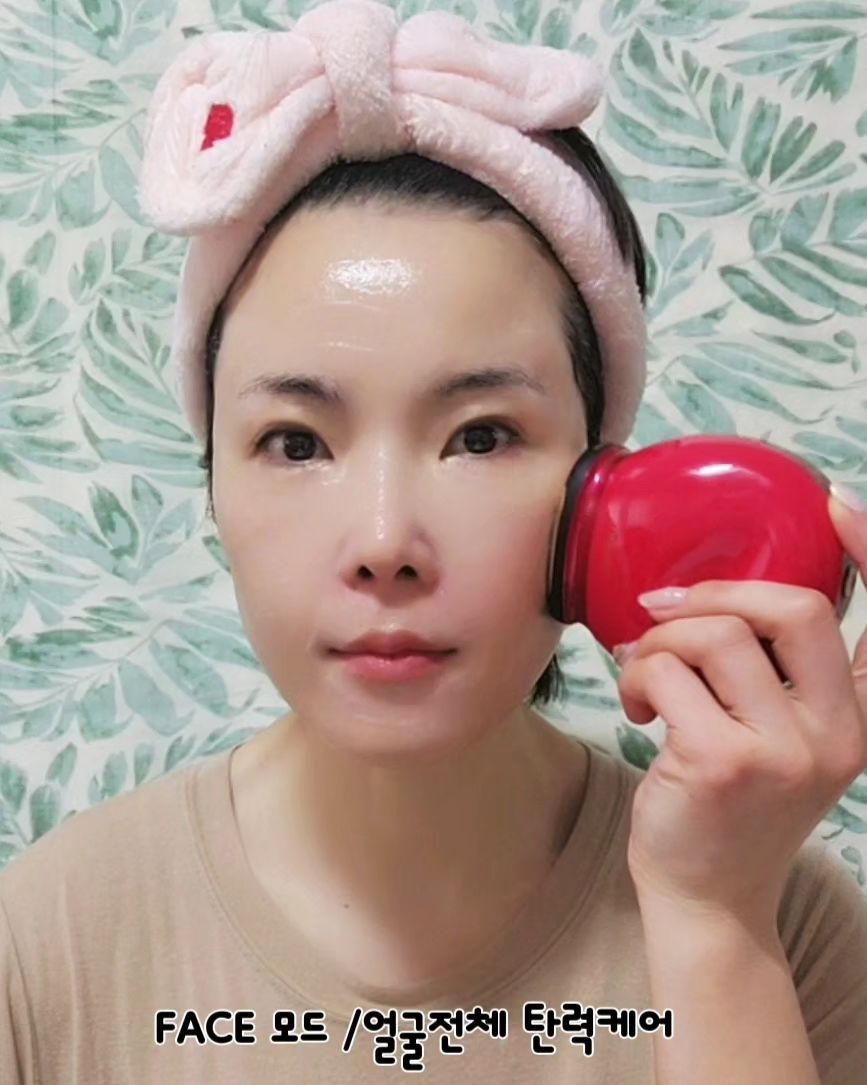 #협찬 

나이가 들면서 친구들과
#피부관리 에 고민을 나누곤
하는데요,전에 없던 불독살과
두툼한 턱라인을 보면서 #볼륨케어
를 더 미룰수가 없더라고요 👀

통통한 볼살은 어려보이는 점이 있지만 살과 함께 처진 볼살은
정말이지 ‘ 왜 이렇게 늙었냐..!!’
소리가 저절로 나오지 말입니다.

워낙 피부가 민감해서
#뷰티디바이스 를 쉽게
고르지 못했는데요 .
2024 신제품 #제이문레드 는
무려 18k골드 헤드를 장착해
예민한 피부도걱정없이 사용하네요

아무리 귀찮은 날에도 제이문
넓은면적의 헤드로 쓱-쓱 3번이면
얼굴전체 탄력 케어가 된다는고~~
ㅎㅎㅎㅎㅎ 😆

#제이문 레드 탄력케어기기는
부위별 4중 맞춤 모드로 꼼꼼한
디테일링 케어가 장점인데요!

* V-LINE모드 / 턱선 브이라인
케어 
* SL 모드 (SMILE LINE) /
입가, 팔자라인 볼륨 케어 
* EYE CARE 모드 / 눈가 볼륨 케어
* FACE 모드/ 얼굴전체 탄력 케어
로 선택적인 관리하기도 편하고~

18K골드 헤드와 레드/오렌지 2개의
복합 스펙트럼 듀얼 LED가 특징!

*RED LED 로 피부 콜라겐 생성,
피부탄력 증가, 피부 타이트닝 케어
*ORANGE LED로 피부톤 개선 및
광채 증가를 경험하고 있답니다 😀

SGS 전문 시험 기관의 테스트
보고서도 봤지만 #탄력케어
볼륨케어에 만족 하면서 점차
변화된 제 모습을 즐기고 있어요^^

생기있는 피부톤과 더불어
#브이라인케어 모드는 제 맘에
쏙 들고요~~
#3중골든탄력케어 로
자주 손이 가는 #셀프피부관리
얼굴탄력케어 기기랍니다^^

제이문 #뷰티디바이스추천 ! 
지금 구입하면 할인 가격 (+)
포토리뷰 작성 시 마사지 젤 증정
중이니 허리 업~ㅎㅎㅎ

#Jmoon #JmoonRED
#탄력관리 #셀프피부관리 #얼굴마사지기 #홈케어그램