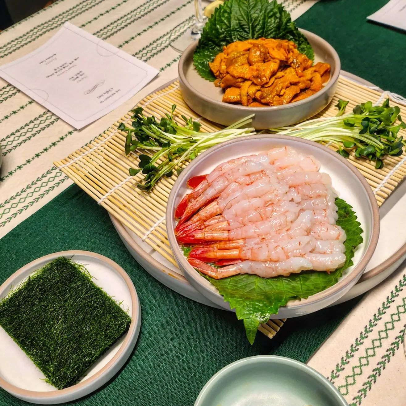 오늘의 맛자랑은 내편생일파티🥳
주말에했던 남편 파티였지만 사실은 오늘이 생일인 내편❤
홈파티에 매우 진심이니까 며칠전부터 아주 열심히 준비했어요😉
여기에 술 또 빠지면 안되니까 페어링 기똥차게 해보았어요
나름 한식 다이닝으로 열심히 짱구 굴려보았습니다🤭
📍엔트리 : 우니와 단새우, 감태 & 가든샐러드 w 댄싱파파
말모 조합이죠! 우니와 단새우 조합은 극강의 감칠맛 조합이라 상큼한 스파클링류가 넘 좋은것같아요
📍구이 : 차돌, 관자, 표고삼함 & 곁들임 반찬 w 빛소주 32
차돌은 역시 칙칙 구우면 먹을수있으니까 속도 빨라서 최고 여기에 관자와 표고 그리고 고수짱아찌곁들이면 👍 오크통 숙성 빛소주 32와도 찰떡이쥬❤
📍식사 : 어머님표 미역국과 보리굴비, 잡채 w 빛소주 24
항상 생일이면 염장미역으로 걸죽하게 끓여주시는 어머님표 미역국은 사랑입니다😍
📍 후식 : 생일 케잌 & 과일 w생크림 코젤
생크림 코젤이 넘 궁금해서 시나몬과 생크림 사다가 해막었잖어요🤣 귱금한 술은 못참으니까요! 시나몬향이 향긋해서 후식으로 넘 좋더라구요!
📣 2시부터 시작했는데 다 먹고 마시고나니 7시가 넘었더라고요! 분명 다음날 출근이니까 간단하게 먹자고 했는데.. 음식과 술앞에서는 언제나 지고 말지요😅
🏠 Sweet home
Tmi - 요즘 현생이 바빠서 자주 못올리고있네요 🥲 그래도 여러분들 피드는 틈틈히 놀러가고있습니당.. 그냥 그렇다구요👉👈
#맛자랑 #우리집이맛집👍 #우니와단새우 #차돌삼합 #생일홈파티 #댄싱파파 #빛소주 #생크림코젤