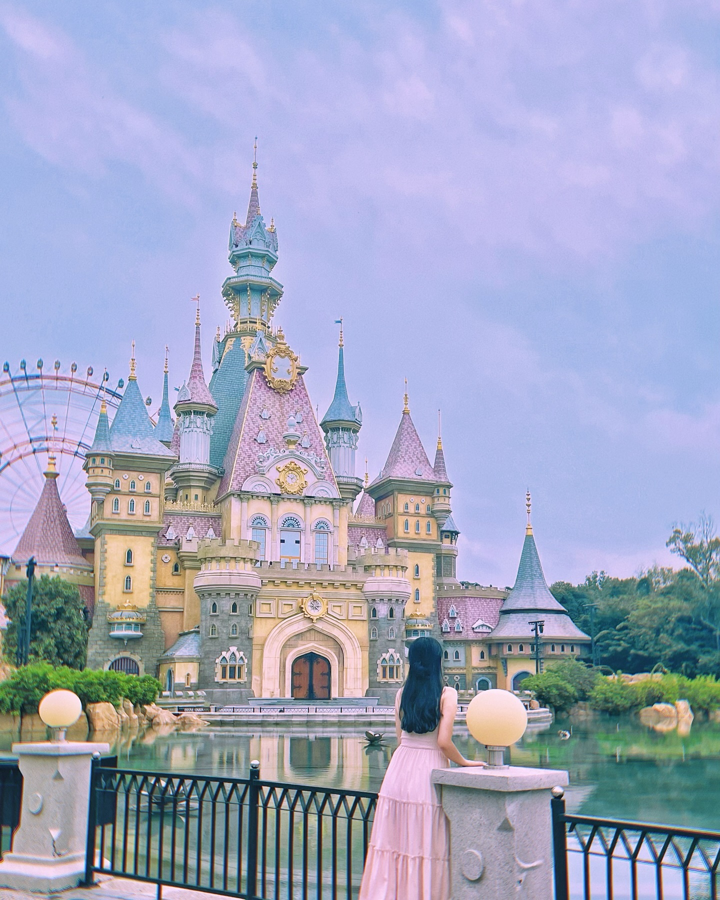 빈원더스 🏰🎡
진짜 너무 이쁜 놀이동산💗

안에 큰 아쿠아리움도 있고
워터파크랑 놀이기구 등 다양하게 있어
푸꾸옥 가면 꼭 추천하는 곳..

마지막에 공연하는거 꼭!! 보고가세용
뜨거운 불도 나오고 진짜 너무 이쁘고 재밌규 아름답고..!

비도 안와서 럭키비키 🍀

.
.
.
#빈원더스#빈펄랜드#푸꾸옥빈원더스#푸꾸옥사파리#기린식당#vinwonders #푸꾸옥놀이동산#아쿠아리움#빈펄사파리#푸꾸옥#푸꾸옥여행#동남아여행#베트남#푸꾸옥여행코스#해외여행#푸꾸옥자유여행#푸꾸옥투어#몰디브여행#여행에미치다#푸꾸옥리조트#푸꾸옥맛집#푸꾸옥숙소#여행기록#오오티디#해외여행룩#휴양지룩 #봄미in푸꾸옥
