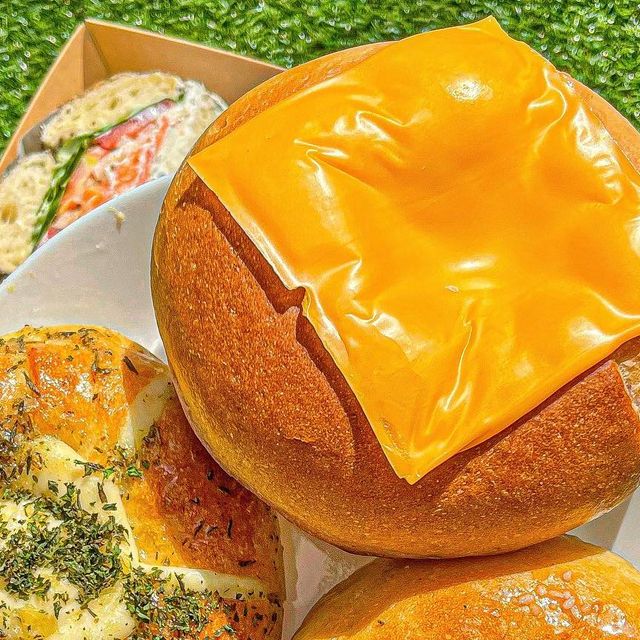 쭈먹밥 먹스타 | 서울맛집, 경기맛집, 수원맛집 on Instagram: "빵순이들? 너구리 여러마리 먹고가세요🦊❤️ 합정 #너구리베이글 ▫셀럽들도 자주가서 빵지순례의 명소로 잘 알려진 너구리베
