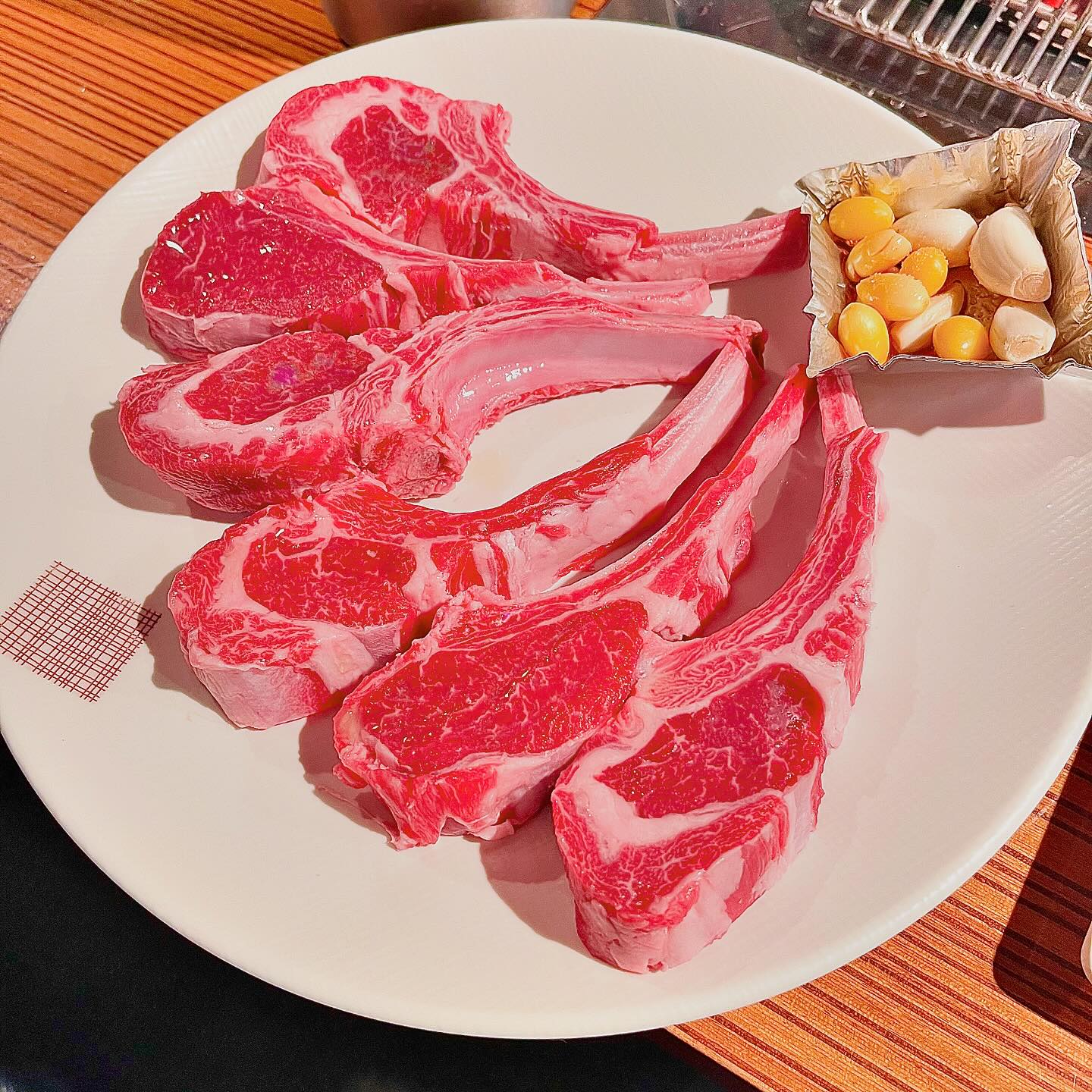 신사역 맛집을 찾는다면 당장 추천할 양갈비 맛집
10년넘게 양갈비 맛집의 위엄을 지켜온 #램쿡 신사역점

📢저 긴 말 하지 않겠습니다. 
제가 먹은 양갈비 집 중 제일 맛있었어요. (진지)

✔️부드러운 식감과 깊은 풍미의 프렌치랙, vip 양갈비
✔️씹으면 씹을수록 고소하고 맛있는 알양등심
✔️두툼한 두께에 숯불향 낭낭한 양꼬치까지 

직원분들도 모두 친절하시고 직접 구워주셔서 
편하게 먹을 수 있을 뿐더러 감탄밖에 안나오는 맛맛맛✨
내돈내산으로 이렇게 많이 먹고 온적은 처음일정도로 최고 

양갈비, 양꼬치 먹고싶을 때마다 가장 먼저 떠오르는 램쿡
@@ 오늘 램쿡으로 불금 즐기러 고고 ?! 🎵

#램쿡신사역점
📍위치: 신사역 4번 출구에서 163m
⏰영업시간: 14:00-01:00 (토,일 14:00-24:00)

#신사역맛집 #신사맛집 #강남맛집 #양갈비맛집 #프렌치랙 #양등심 #양꼬치맛집