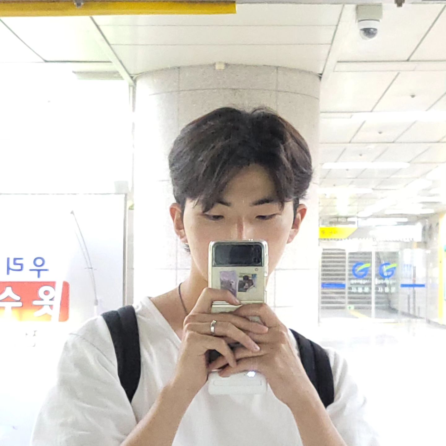 코지의 최신 근황 zip.

1. 머리가 예쁘게 되어서 기분이 좋음👍🏻
2. 학교 정원에 예쁘게 핀 수국🌸
3. 카페 데이트
4. 알바 관두기전 마지막 직원식!
5. 기숙사 노을 뷰
6. 소심한 애용이🐈
7. 데이트 단골 코스 "잇포"에서 먹은 팟타이
8. 여우 인형 귀엽다고 납치한 여자친구🦊
9~10. 🐰토끼와🦊여우