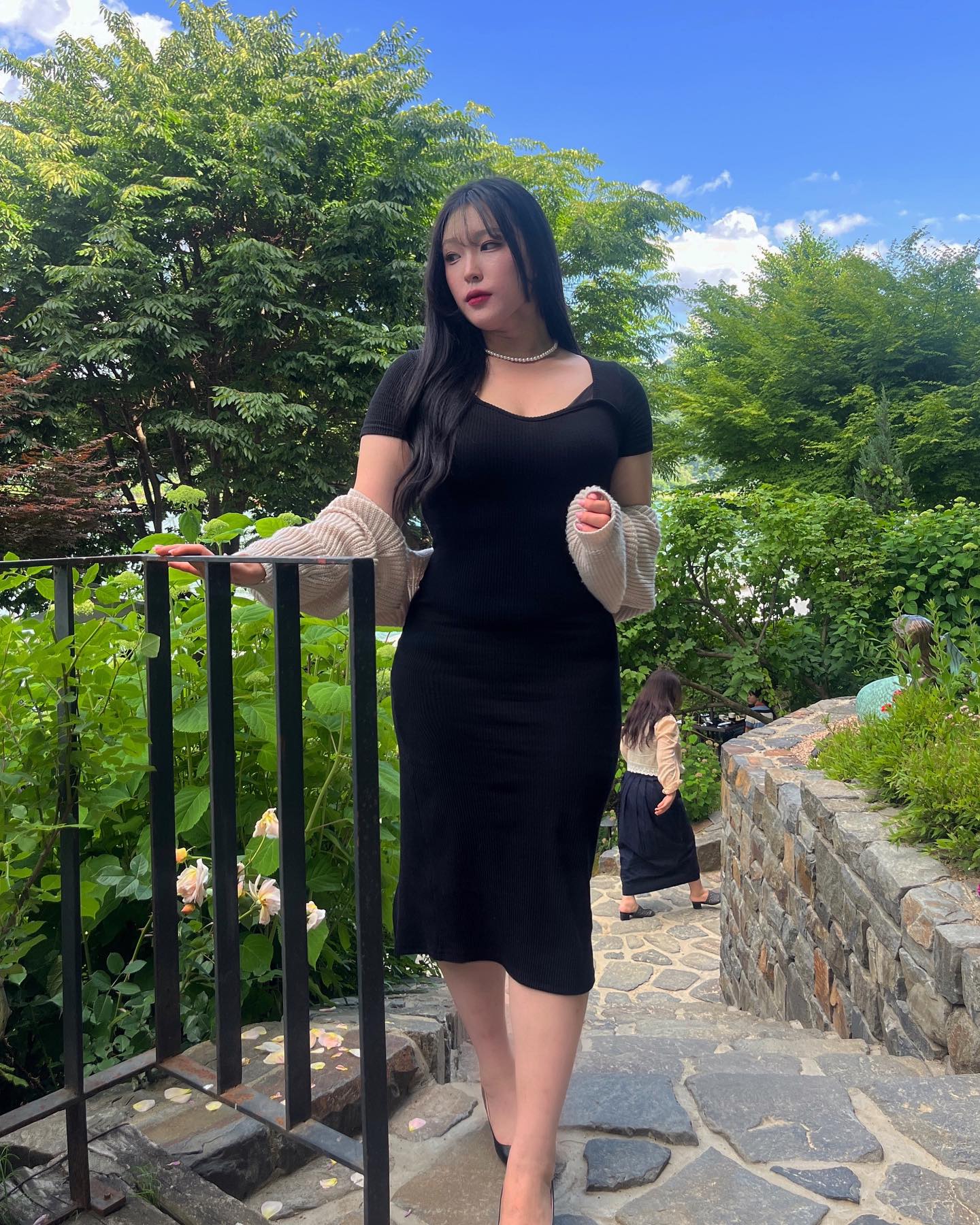 skiss.kr 🖤

인생 원피스 찾았어욤,,선물 감사합니다앙🫶🏻✨
저처럼 글램룩 스타일 좋아하시는 분들에게 추천해용😏
화이트도 있는데 그건 쫌 더 운동하고 도전🏋️‍♀️