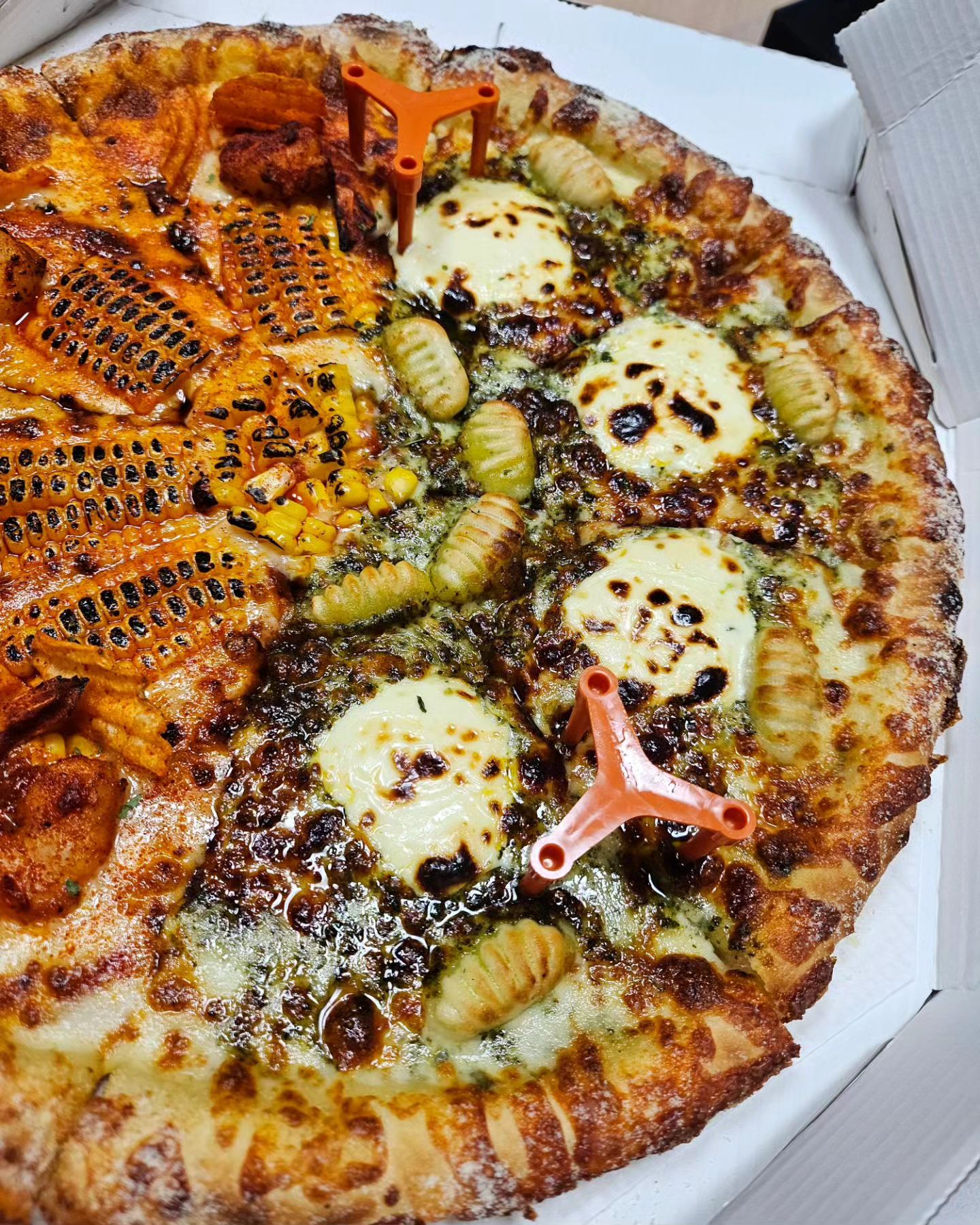 짠한형 하지원편을 보다가
술 안주로 나온 #노모어피자
보는 순간 침 질질🤤 했어요.

저의 식욕을 자극했던 신상 피자에
꼭 먹어보리다하며 #위시리스트 추가✏️

드뎌 영접의 시간!

#바질마스카포네뇨끼피자
바질향이 대박인데 느끼해서 한조각이면 충분
더 먹으려면 핫소스 필히 뿌려 먹기!
#옥수수새우피자
매콤한 요녀석~ 맥주를 부르는구나!🤩
#새우는진리

정말정말 오랫만에 피맥했네요! 🍕 🍺