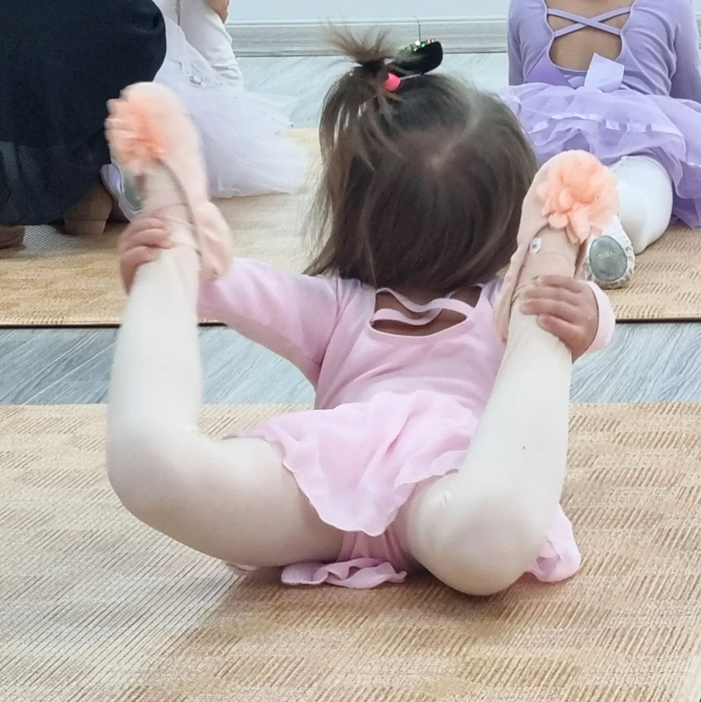 #너의첫발레수업
#3번으로등록한 너의 첫 발레수업

언니가 입던 발레복 발레신발 그랬지만
참 사랑스러웠던 봄봄

발레수업에 막내 나이로 수업을 방해하는것만 같아서 도망치고 싶을때가 더 많았지만, 앞으로 나아지리라 희망하며 제법 따라하던 모습이 참 예뻤던 우리 딸

다음번에는 배터리를 더 잘 챙겨갈께
나중에 꽃게처럼 뛰던 그 모습을 못 찍어서 아숩아숩

#둘째스타그램 #발레수업 #5살발레 #이거잘한건가 #유아발레 #엄청났던첫수업 #그래도잘했다고해야하나