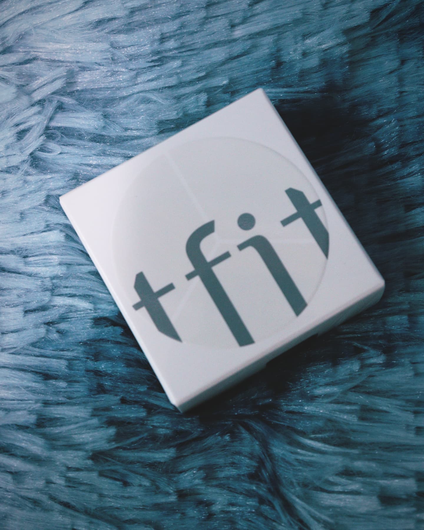 #협찬 #티핏 
화장에 관심이 많으신 분들이라면 모를 수가 없는
Tifit 컨실러! 티핏 엄청 유명하잖아요!
저도 이걸 살까 하다가 이번에 협찬으로 받아보게 되었는데요

12시간 지속력을 자랑하는 이 Tifit 컨실러 
수정도 필요 없을 정도로 커버력이 좋은데요

단!! 지금 현재 알리, 테무 라는 어플에서 유사품이 
판매가 되고 있어요..🥲
되도록 그런 사이트에서는 얼굴에 직접적으로 닿는거는 사지
않으시는게 좋답니다!! 정품을 사랑하자고요 🥰

제가 쓴거는 03. 쿨 인데요! 😆😆
20~21호를 쓰시는 분들이 쓰기에 딱 좋아요!
저는 평소에 21호를 사용하고 있고 컨실러도 똑같은 색감으로
사용을 했었는데 이번에 완전히 Tifit으로 갈아탔어요!

부드럽게 발리는 텍스쳐 하지만 커버력은 엄청나다는 것!

현재 올리브영 온라인몰에서 구매 가능하답니다 
유사품에 속지 마시고 우리 정품으로 사용 해봐요~
🩵🩵🩵

#TFIT #티핏컨실러 #TFITCONCEALER #컨실러 #컨실러추천 #올리브영컨실러 #올리브영추천템 #롱래스팅