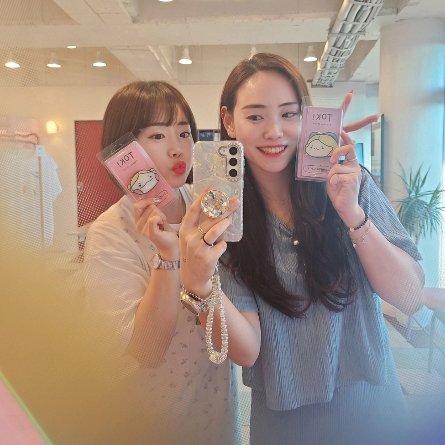 자매데이트🥰

너와 둘이 보내는 시간이 제일루 행복해찡
내 소울메이트

내가 낳은 자매도 
나중에 이로케 지내기를 ㅋㅋㅋㅋㅋ
지금은 뎡말 하루 오십번 싸우는 내가 낳은 자매쓰ㅋㅋㅋㅋ

자매낳아줘서 엄마한테
고마워할 날이 올꾸야, 맞졍?😉

#자매데이트#두살차이자매
#너만나러제주에#또올게