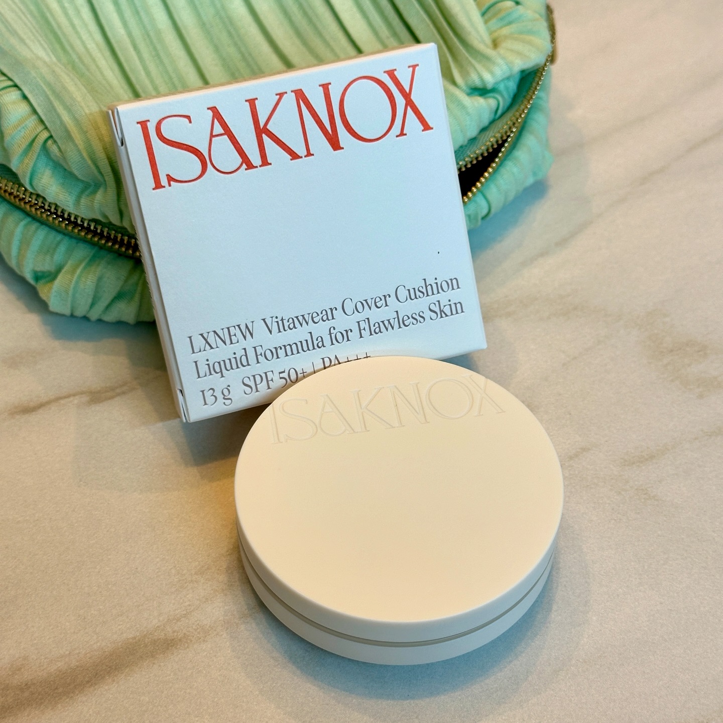 #협찬 #이자녹스쿠션 
isaknox_official 

더운날씨 때문인지 풀메이크업 잘안하게 
되는 그런 요즘 🍃
톡!톡! 몇번 두들겨 주기만 해도 
매끈하게 표현되는 
이자녹스 비타웨어 커버쿠션 💚

커지는 모공과 홍조기를 가리기 딱인 ! 
들뜸없이 피부가 표현되니 이런날씨 딱 ! 
다이아몬드 컷팅 퍼프까지 완벽 🍀

#협찬 #이자녹스쿠션 #쿠션 #쿠션팩트 #쿠션추천 #쿠션파데추천 #여름쿠션 #커버쿠션 #매트쿠션 #지성피부쿠션 #커버쿠션추천 #기미커버쿠션 #모공쿠션 #지속력좋은쿠션 #잡티커버쿠션 #여드름쿠션 #홍조커버쿠션