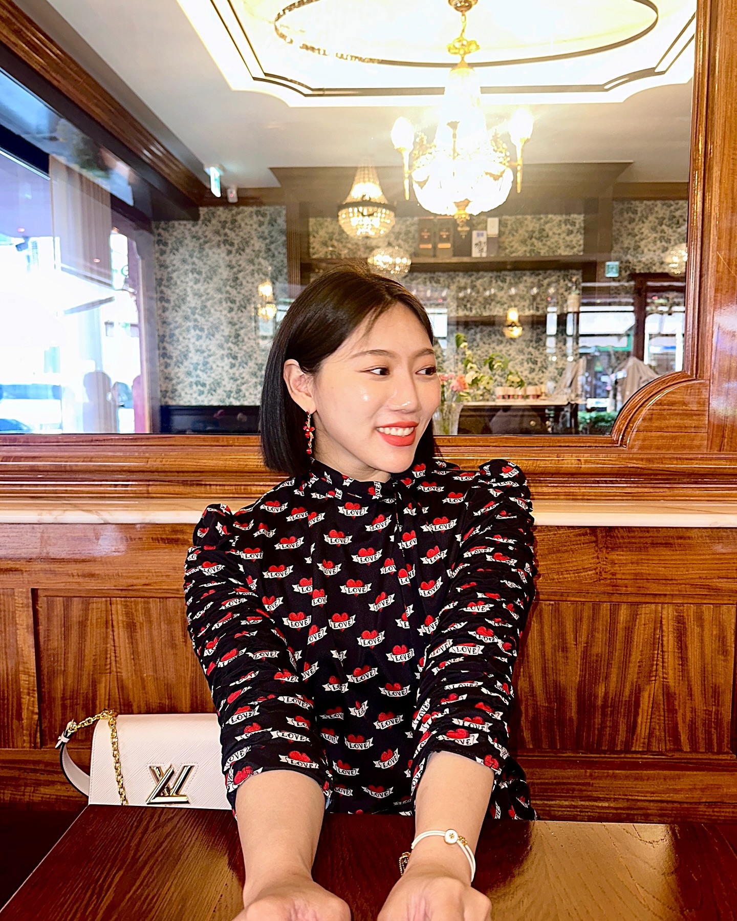 내가 젤 좋아하는 한식집에서 낙지 배 터지게 먹고
프렌치 느낌나는 이곳의 운치가 너무 좋았던 곳.

그래서 왈츠곡 신청할 뻔했잖오...

비 오는 날 더 끌리는 #클래식음악 

이것이 낭만이고 청춘이지 뭐겠어.

 또한, 이곳을 알고 보니 채낙영 셰프님 레스토랑이었다.

다음엔 브런치 즐기러 와야지.

가오픈 기간 중이니 압구정로데오 갈 일 있으면 가보시길 추천!

정식 오픈하면 또 놀러가야지.

#압구정로데오역맛집 #강남브런치카페 #서울신상카페 #토리버치 #30대가방 #팔발라드코코 #낙지볶음맛집 #도산공원브런치