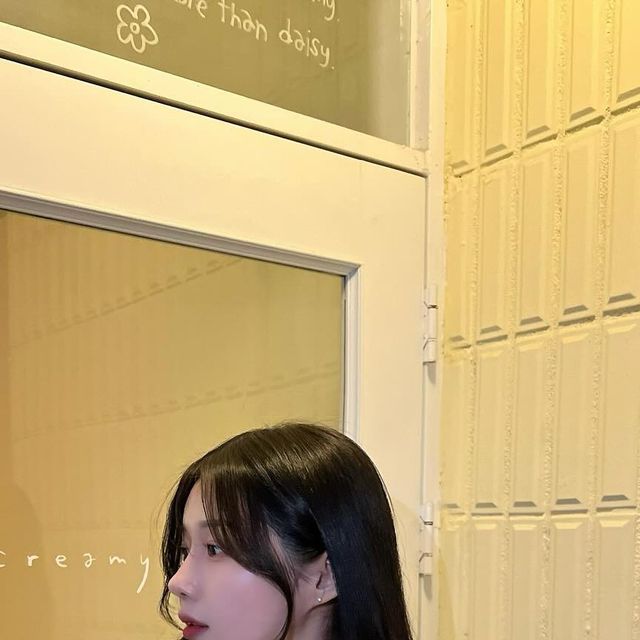 혜인 on Instagram: "ෆ 비바브라운 커브드 숏 레더 자켓 ෆ 편한 착용감에 코디하기도 쉬운 숏 레더 자켓입니다🩷🤍 자켓 컬러는 아이보리이며 비건레더 PU 100%로 제작 되었어요_!! 자켓에 은