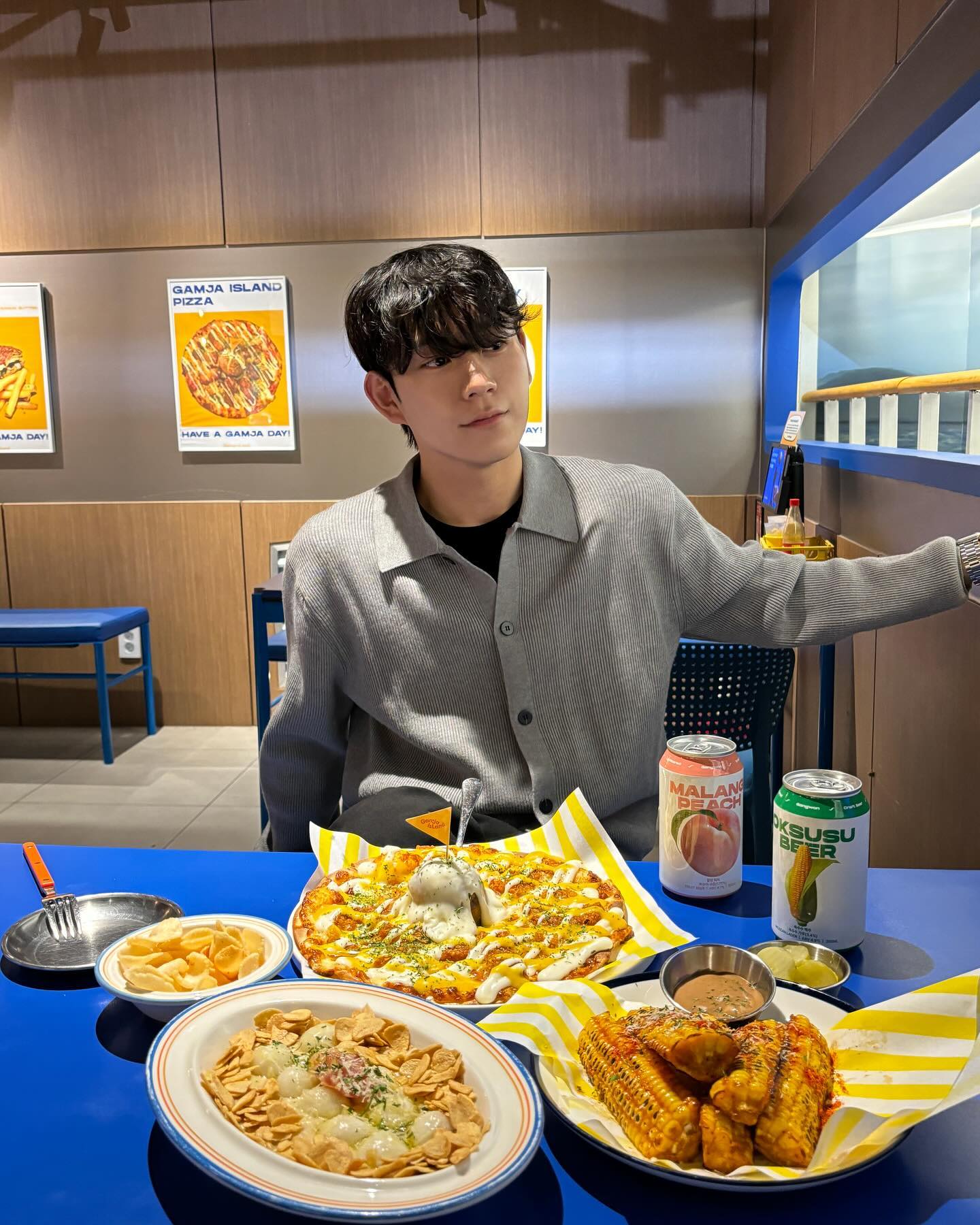 🥔혹시 감자맥주 마셔봤니..??

gamja_island 에서 맛있는 피자와 맥주를 먹고 왔습니다!🙋🏻‍♂

📌 위치 : 서울 송파구 올림픽로 300 롯데월드 몰 지하 1층 3555 푸드코트 건너편

🏷 외관부터 옐로우 컬러로 눈에 띄고 컨셉이 인상적이었어요! 전반적으로 내부는 제가 좋아하는 블루 컬러라서 사진 찍기에도 좋더라구요~!

🏷 저는 시그니처메뉴인 감자 아일랜드 피자🍕와 감자옹뇨미, 콘립을 주문했습니다~! 감자 아일랜드 피자는 시그니처 답게 감자와 특제 소스가 어우러져서 조화로운 편이었고, 중간에 찐 감자를 으깨서 같이 먹으니까 더 맛있더라구요~!🔥

🏷 감자옹뇨미는 쫄깃한 식감이 너무 좋았고, 뇨끼와 비슷한 맛이라고 생각해주시면 될 것 같아요! 올려진 마늘 후레이크 때문에 식감도 더 좋았어요!

🏷 전 수제맥주가 좀 특별하다고 느꼈는데, 감자맥주, 옥수수맥주 등 구황작물 맥주가 있더라구요! 강원도 농산물로 만든 수제맥주라는데 신박했어요!

🏷 사이드 메뉴의 종류도 다양해서 연인, 친구, 가족 등 제한없이 다양하게 방문가능할 것 같아요~! 

🙏🏻Thank for gamja_island 

#광고 #감자아일랜드 #송파맥주 #감자맥주 #롯데월드몰맛집 #잠실맥주 #잠실피자맛집 #수제맥주집 #수제맥주맛집 #잠실맥주집 #경의선숲길맛집 #경의선숲길 #피맥 #잠실맛집 #잠실수제맥주 #맥주맛집 #수제맥주 #감자수제맥주 #잠실피자 #감자맥주