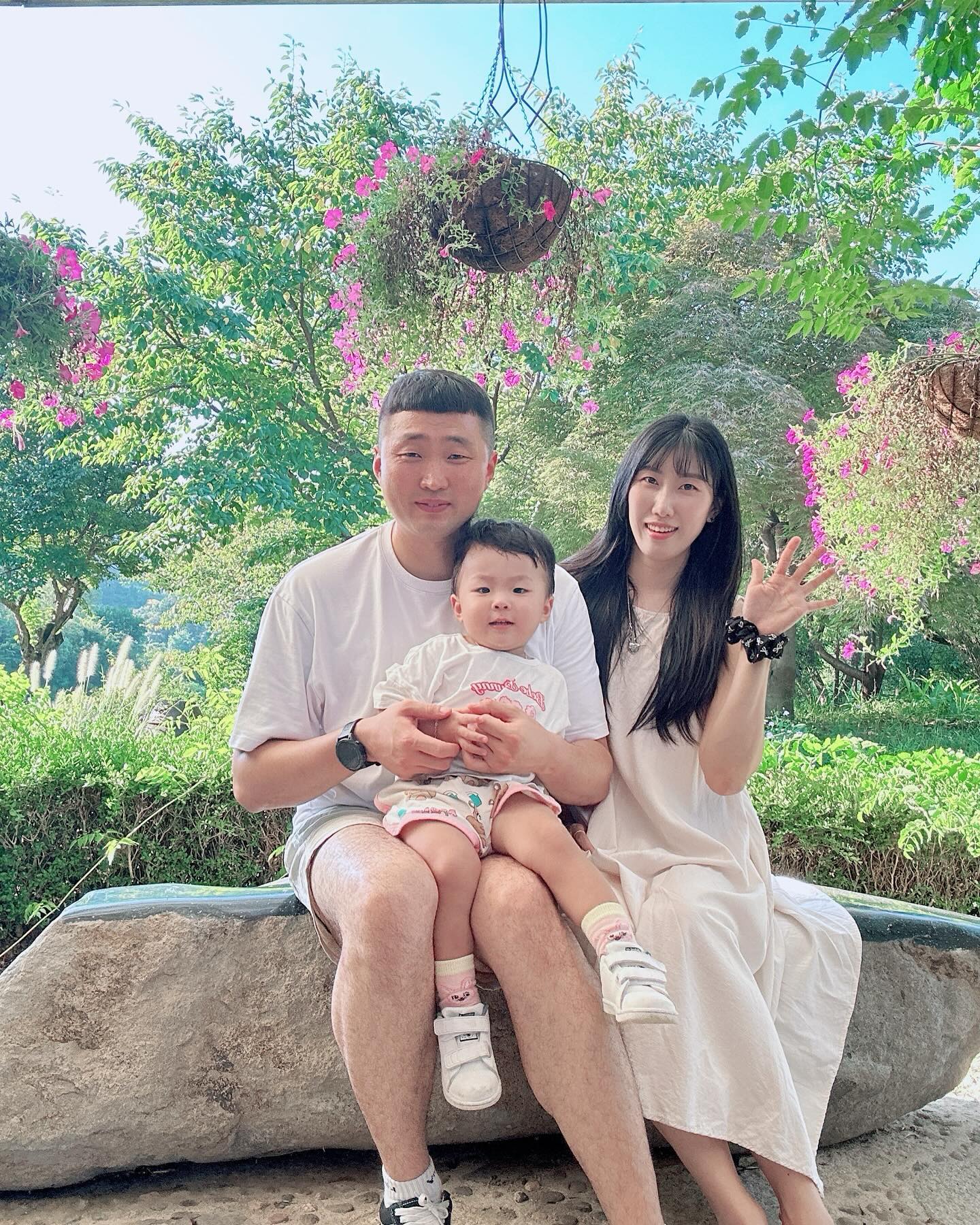얼마 지나지 않은 것 같은데 언제 벌써 이렇게 추워졌을까?🥹
이제와서 보니 그리운 우리의 여름🙂
.
#가족 #아기와나 #가족사진 #22년생아기 #20개월 #초록초록 #여름안녕