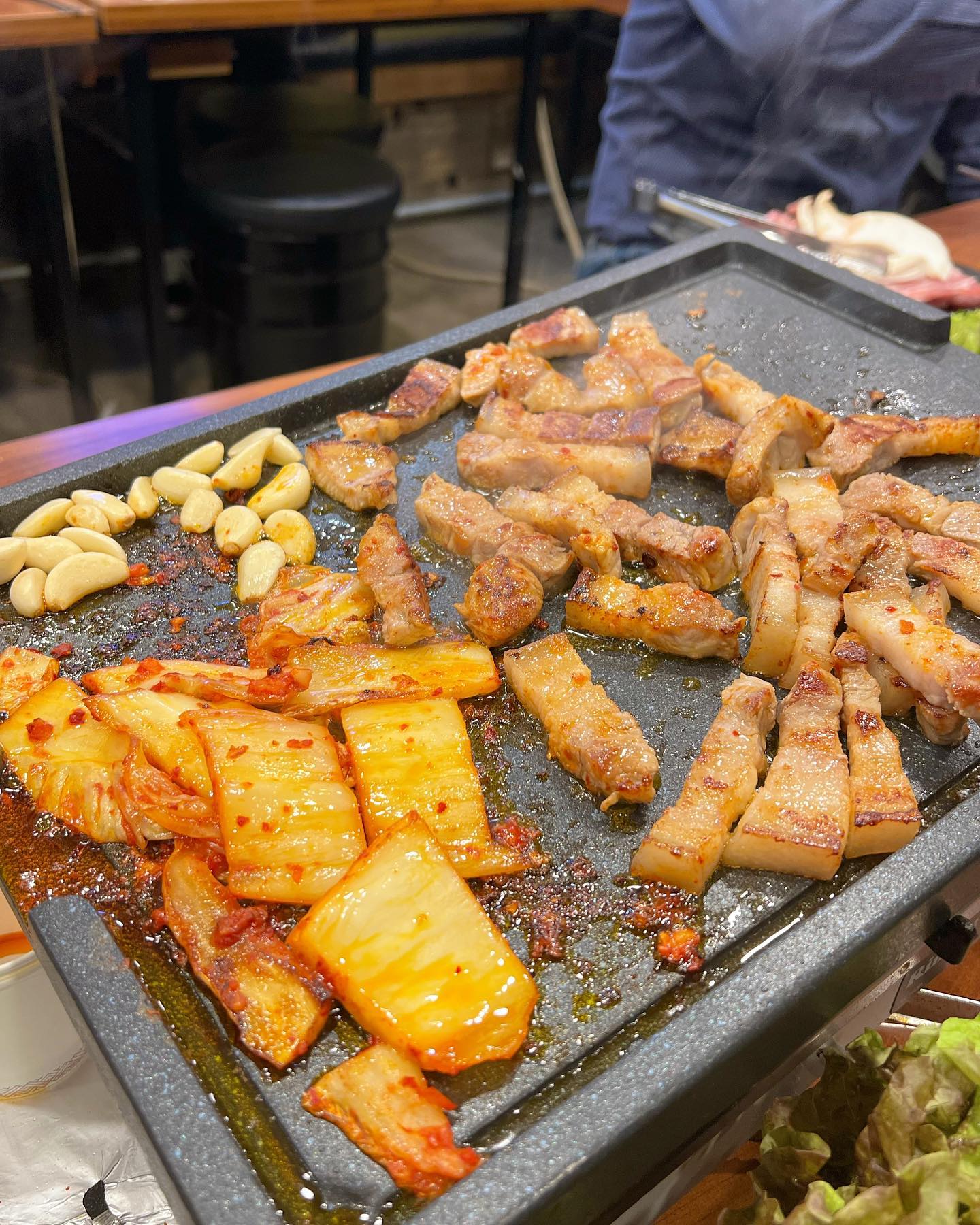 익선동 삼겹살 야장 맛집🥓
-
🥓구들장 삼겹살
▫영업시간 매일 11:30 ~ 23:30

요즘 날씨엔 야장이 딱이죠??!!
익선동에 위치한 야장도 있는 삼겹살 맛집!! 
반찬도 완전 옛날 스타일 !!
고기집에서 오뎅볶음과 급식계란찜이라뇨!!
고기는 당연히 맛있고 
볶음밥에 계란도 같이 볶아주시는 찐 맛집이에요!!
날 더워지기전에 얼른 달려가보세요 ◡̈ ㅎㅎ
-
자세한 여행지정보와 꿀팁은 jun_due / 프로필블로그💌