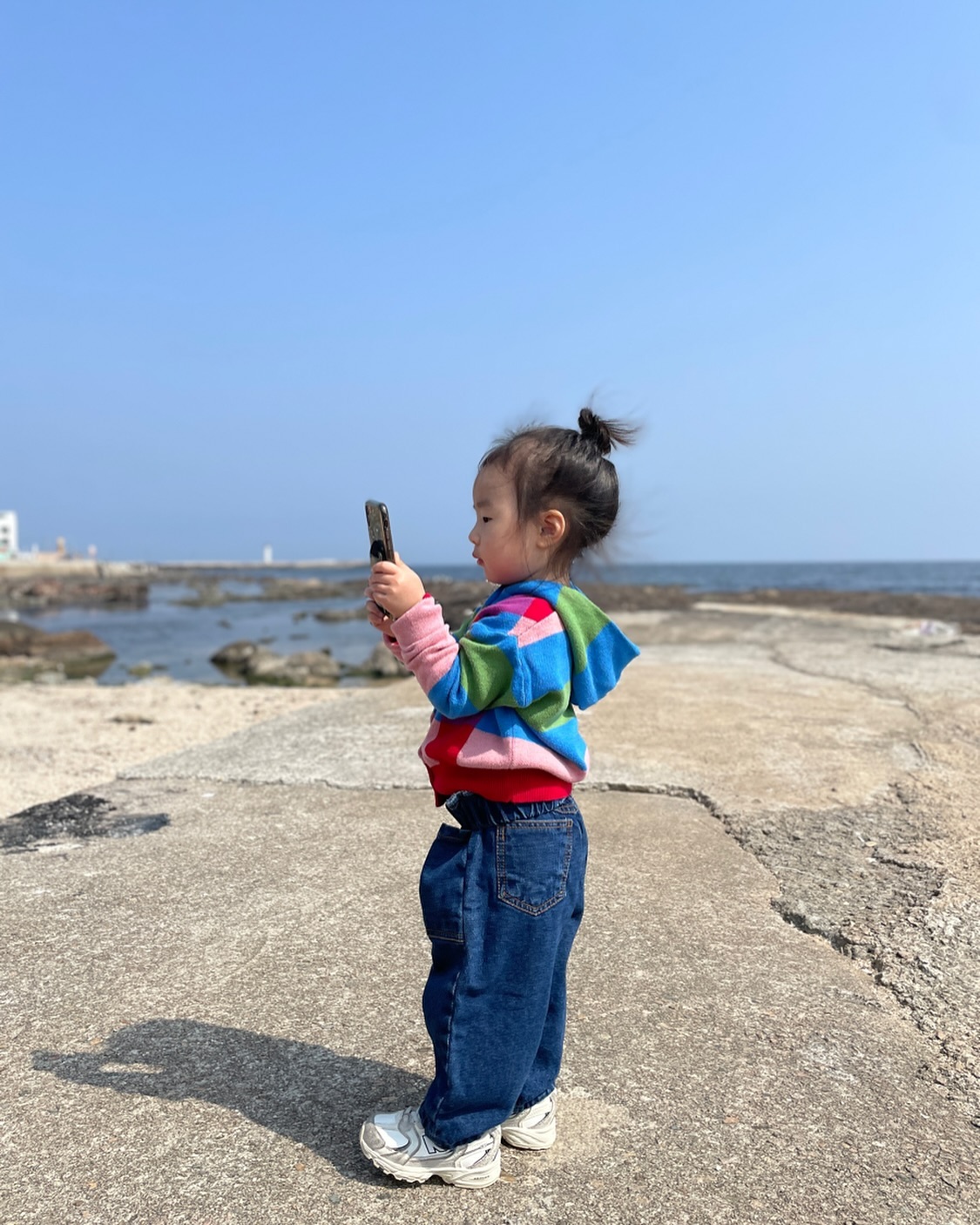⠀
사진 찍는걸 매우 좋아하는 우리 딸램📸

사진이 찍고 싶을 때 ”엄마 폰 줘요!“ 라고 하며
여기저기 돌아다니면서 정말 수십장을 찍어두고
나한테 ”브이 해보세요~ 여기 보세요~“ 하는데
어이 없으면서 귀엽고 웃긴 짬뽕세트.......ㅋ_ㅋ