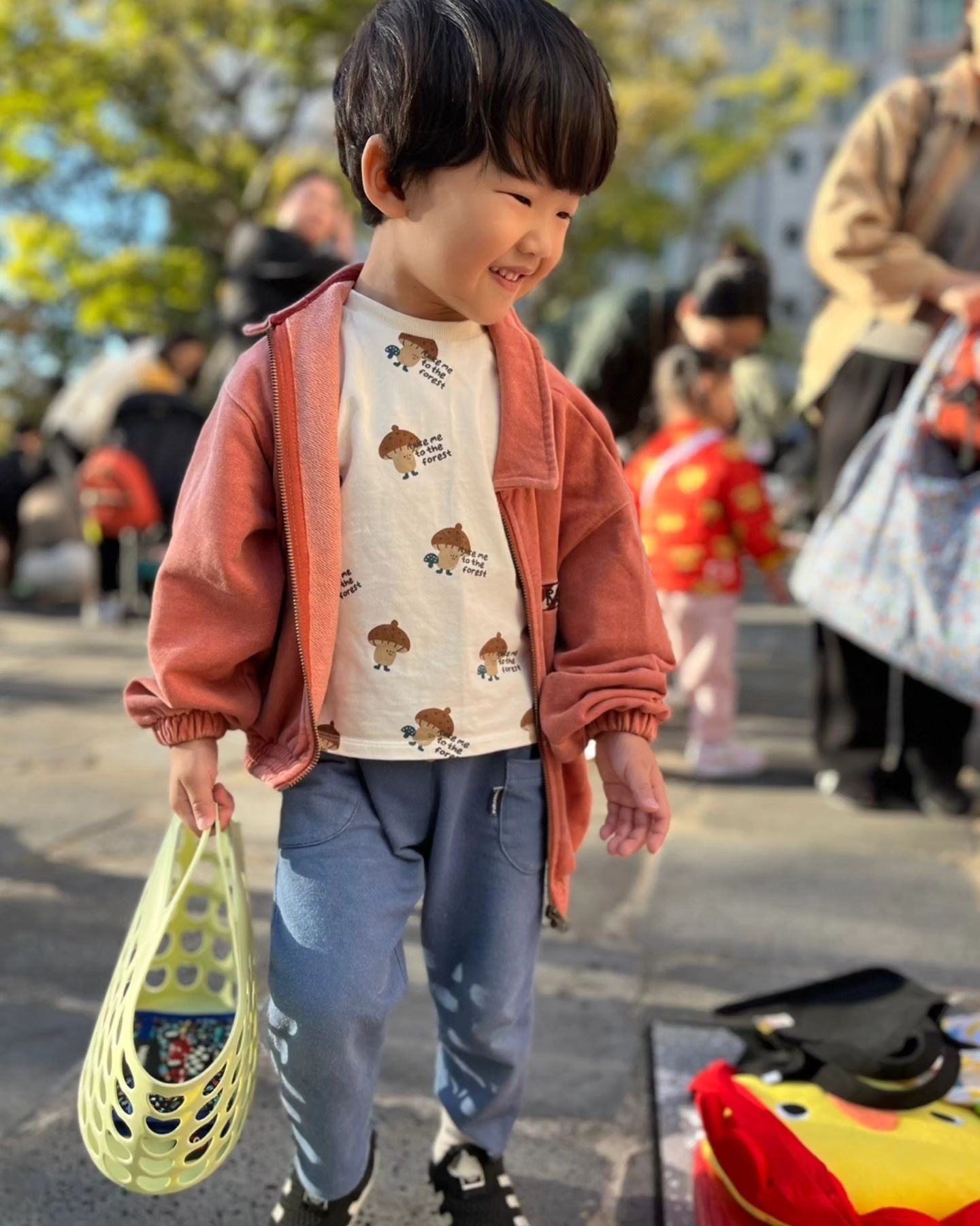 어린이집 아나바다바자회는
언제나 재미남
장난감 가게가 인기폭발
조립도 안한 레고 득템😝
.
.
.
#얼집바자회
#자동차득템
#레고득템
#오뎅먹고반찬사기🤭
