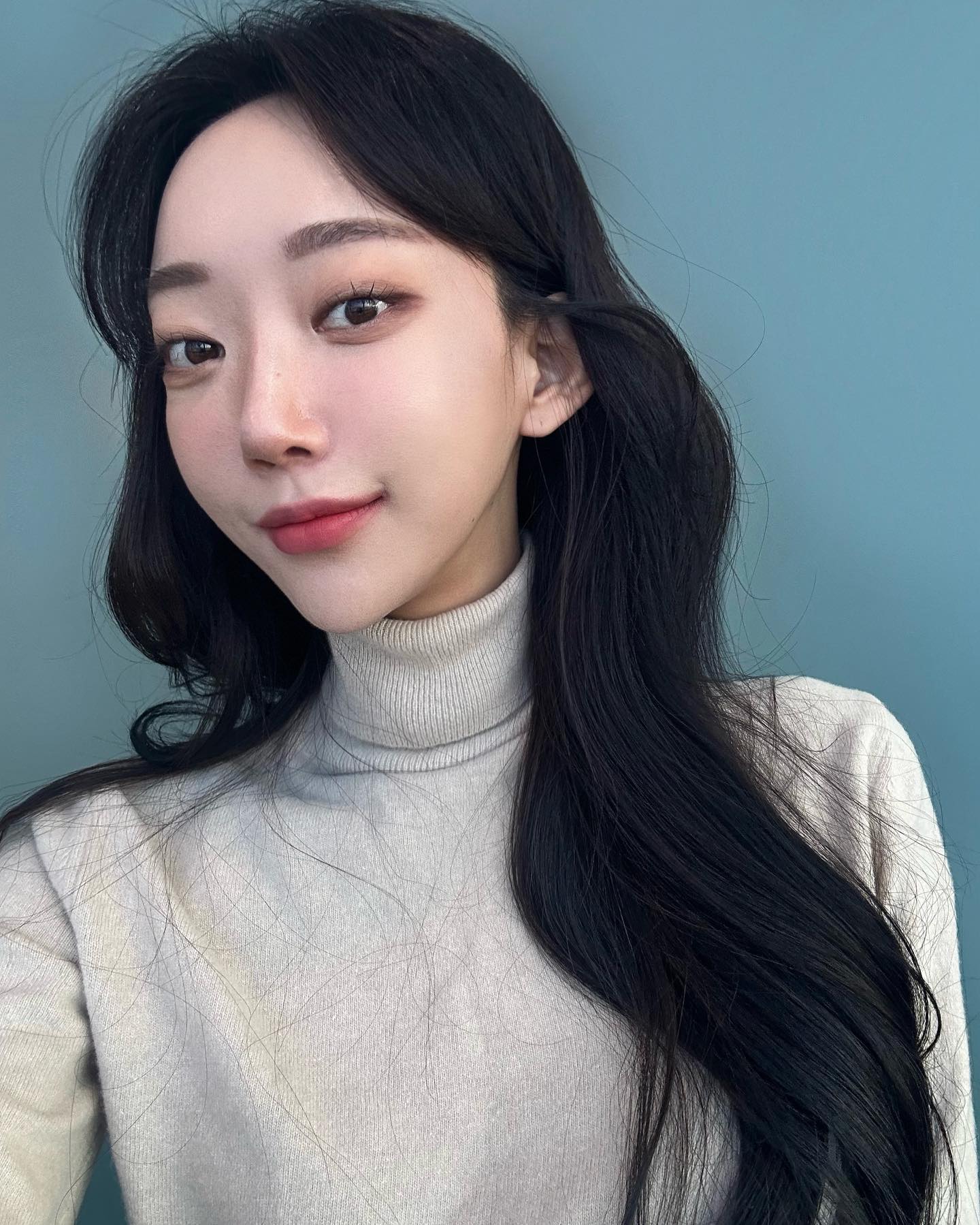 살 빠지면 얼굴부터 빠져서 고민인 나에게 아주 찰떡이였던 티타늄리프팅 ✨ 얼마나 만족스러웠냐면 시술 끝나자마자 거울 봤는데 “나중에 웨딩관리하게 되면 다른거 말고 이것만 받아야지“ 라고 결심한 정도.? 👶🏻🖤 

#협찬