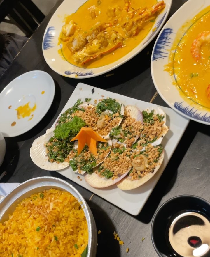 베트남 여행🇻🇳
[목 해산물 식당 Mộc Seafood]
- 마늘/치즈 크레이피시 small 반반, 가리비구이, 마늘볶음밥, 마늘새우, 콜라
총 1,230,000동(한화 약 67,000원)
.
마늘소스가 진짜 미쳐버려. 🧄
온 세상이 마늘이 되
저 노란 소스를 숟가락으로만 퍼먹어도 맛있다는 사실
(가리비 구이는 라플라주가 훨씬,, 굿)
랍스터랑 새우는 직원분들이 직접 까주셔서 편하게 먹을 수 있음
우리의 베트남 마지막 만찬이었는데,,
마늘 소스 못잊어.......츄릅🤤
다음 베트남 여행 땐 더 자주 방문하기..𖤐
.
#베트남여행 #베트남맛집 #베트남 #다낭맛집 #다낭 #다낭여행 #목식당 #목씨푸드 #MộcSeafood #mocseafood #마늘랍스터 #마늘버터랍스터 #치즈랍스터 #마늘버터새우 #가리비파기름구이 #가리비구이 #마늘볶음밥 #다낭마늘볶음밥 #다낭랍스터 #크레이피시 #다낭크레이피시 #먹스타그램 #먹팔맞팔