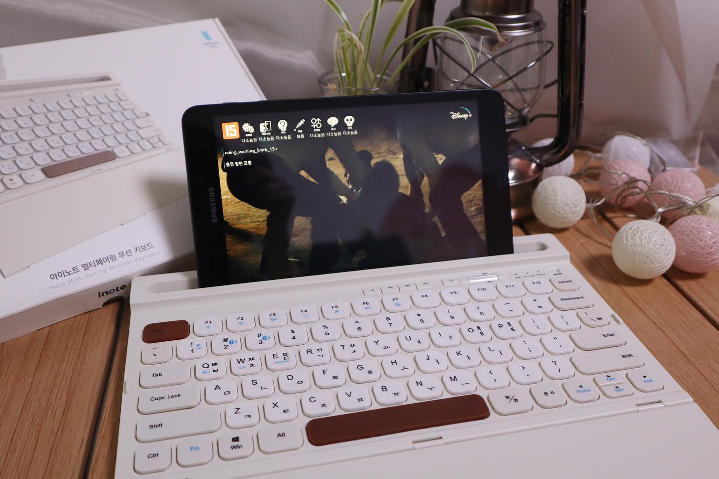 #제품협찬
블루투스 키보드의 기능과 함께 거치의 기능까지 있는 
아이노트 X500RB

연결 쉽고 터치감 부드럽고 
소음발생 적은 블루투스키보드로

키보드 전면은 덮어서 보관이 가능하기 때문에
먼지 쌓일 걱정없고
휴대했을 때 눌리거나 오염될 걱정이 없어요.

라운드 처리되어 부드러운 느낌에
초콜릿색을 더해 세련미까지 있는 블루투스키보드

휴대폰이나 태블릿 편하게 거치해두고
문서 작업, 메일, 톡, 영상 시청까지
편하게 해보시고 싶다면 추천해요! 

https://shopping.naver.com/window-products/play/7182152743?NaPm=ct%3Dloclw9p9%7Cci%3Dshoppingwindow%7Ctr%3Dswnn%7Chk%3D8e238fda4dde3cbb227a90fec55e512ca0ae91b4%7Ctrx%3D

#퓨전에프앤씨 #아이노트 #충전식키보드 #블루투스키보드
#무선키보드 #멀티페어링연결 #거치대키보드
#C타입충전 #X500RB
#가성비좋은 #휴대용키보드

* 네이버쇼핑 체험단으로 제품 무료제공받아 솔직하게 작성한 후기입니다.