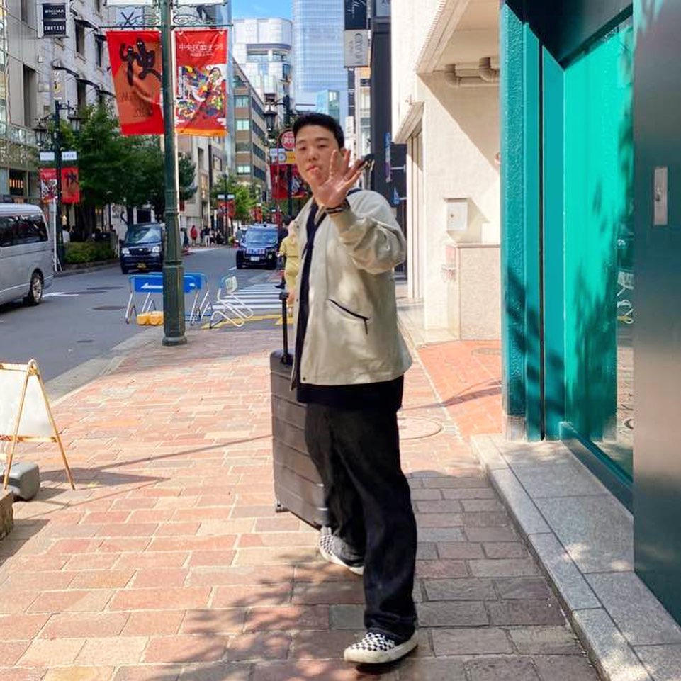 •
#스탠킴은무얼 했나
•
안녕하세요 스탠킴입니다.
오사카,교토,후쿠오카를 지나 드디어 도착한 도쿄 
10월 일본날씨는 일교차가 크지않은 늦여름 날씨정도 
간단히 얇은 포터블자켓정도 걸치기 좋은 날씨였습니다 
더위를 잘타신다면 이너는 무조건 반팔티를 입으시는걸 추천드립니다! 
•
참고로 신발은 무조건 편한 신발 챙기세요 ^느^
저는 탑텐 여름데님,반스컴피쿠시 조합으로 입었습니다!
•
#ootd #japan #japantravel #travel #도쿄여행 #도쿄날씨 #fff #오오티디 #일본여행