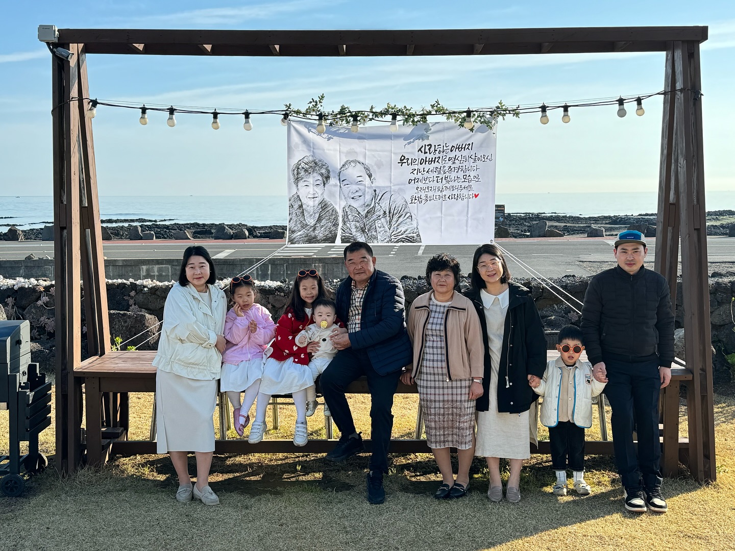 사랑하는 우리가족💜
사진찍는 형부까지 모두다! 😆😆

짧은 제주여행이지만, 너무나 행복했다!
맛있는거 먹고 떠들고
보고 ~~~ 

아빠 환갑을 축하하며💜
다음번엔 해외갑시다요! ㅋㅋ 
서우가 그땐 크켓지 ㅋㅋㅋ
#환갑여행#제주도#제주이벤트
#환갑#제주도여행